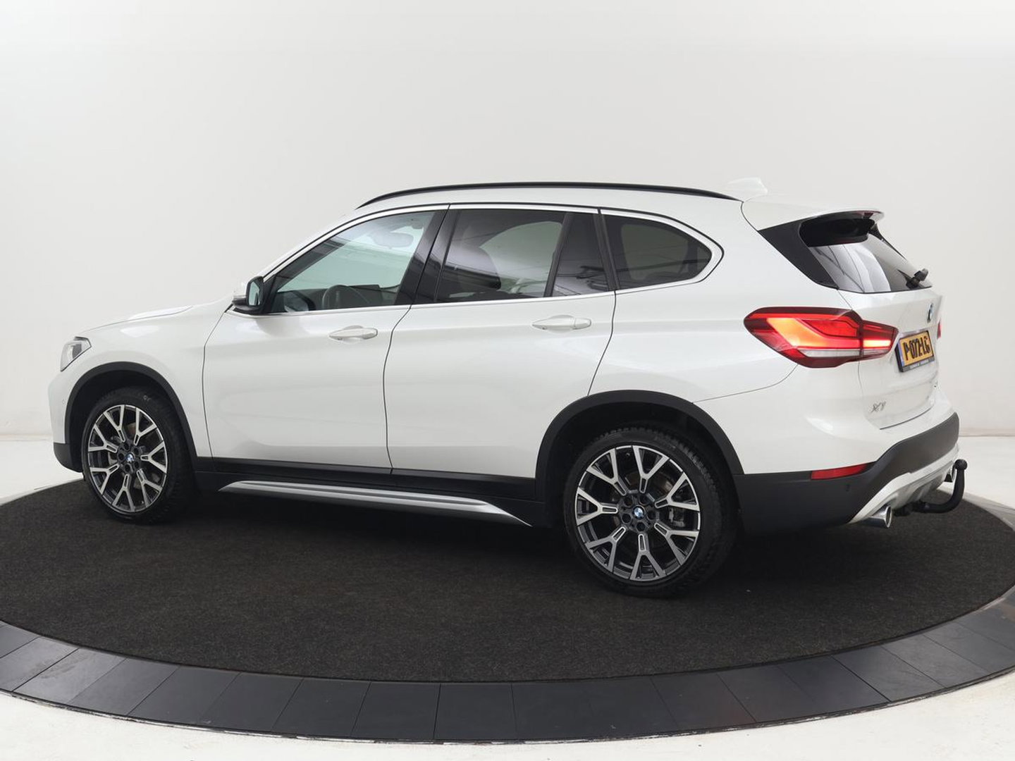 BMW X1 sDrive20i Business Edition Plus | Leder | Head-Up | Trekhaak | Stoelverwarming | Carplay | Sfeerverlichting | Full LED | Navigatie | Sportstoelen | Climate control | Parkeerhulp | Cruise control
