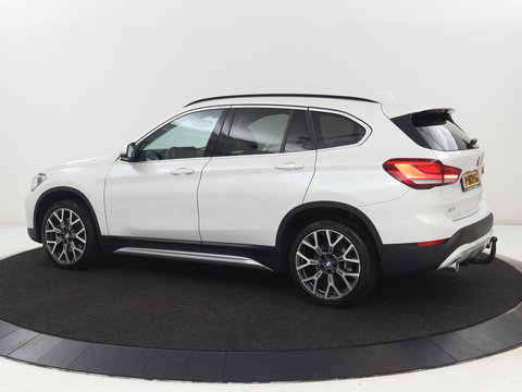 BMW X1 sDrive20i Business Edition Plus | Leder | Head-Up | Trekhaak | Stoelverwarming | Carplay | Sfeerverlichting | Full LED | Navigatie | Sportstoelen | Climate control | Parkeerhulp | Cruise control
