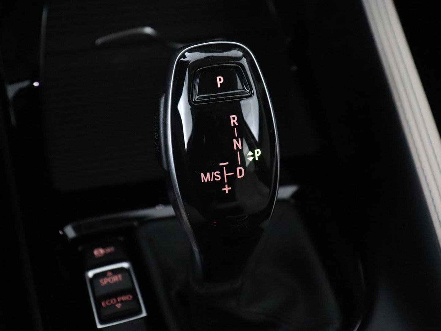 BMW X1 sDrive20i Business Edition Plus | Leder | Head-Up | Trekhaak | Stoelverwarming | Carplay | Sfeerverlichting | Full LED | Navigatie | Sportstoelen | Climate control | Parkeerhulp | Cruise control