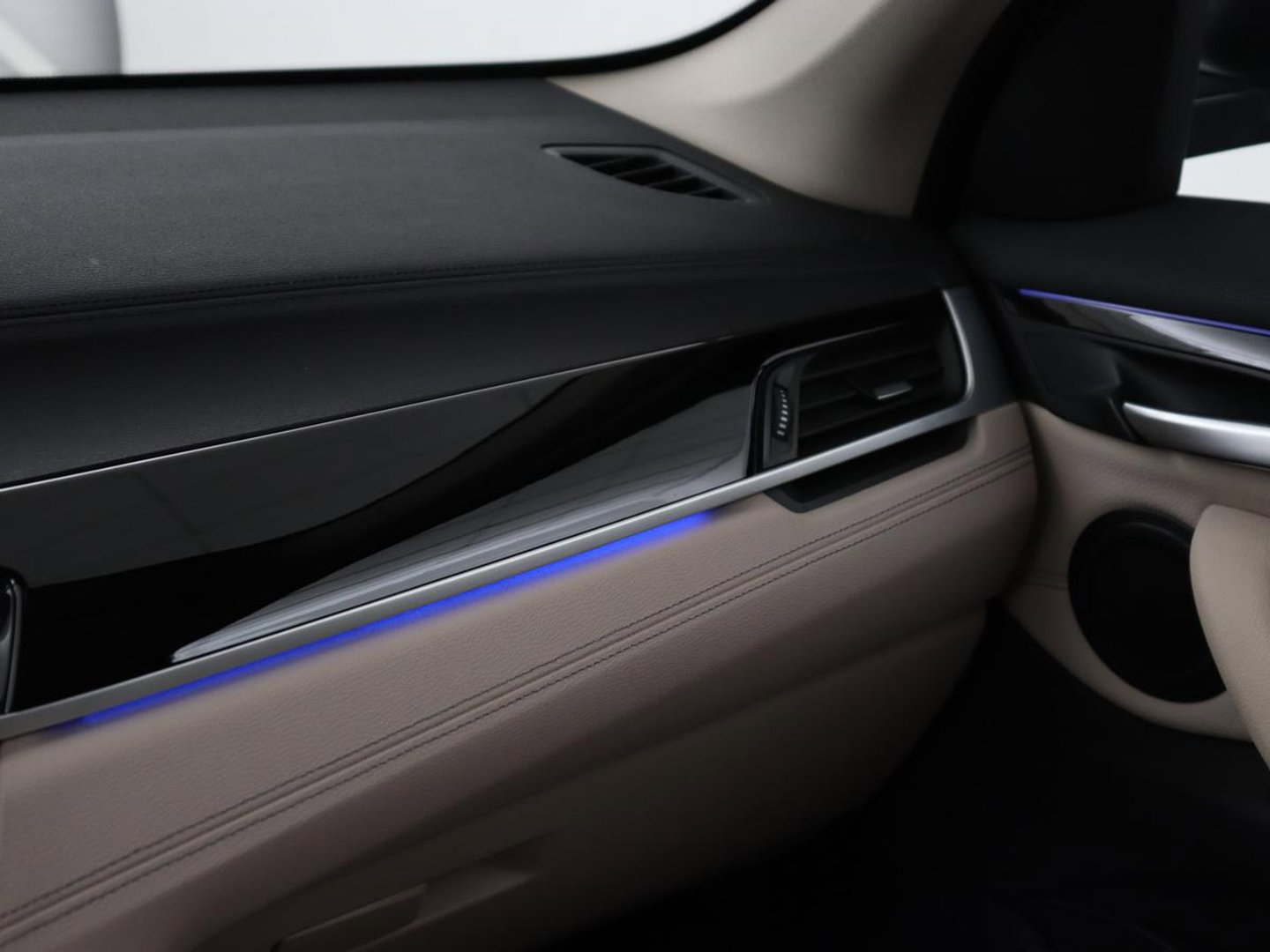 BMW X1 sDrive20i Business Edition Plus | Leder | Head-Up | Trekhaak | Stoelverwarming | Carplay | Sfeerverlichting | Full LED | Navigatie | Sportstoelen | Climate control | Parkeerhulp | Cruise control