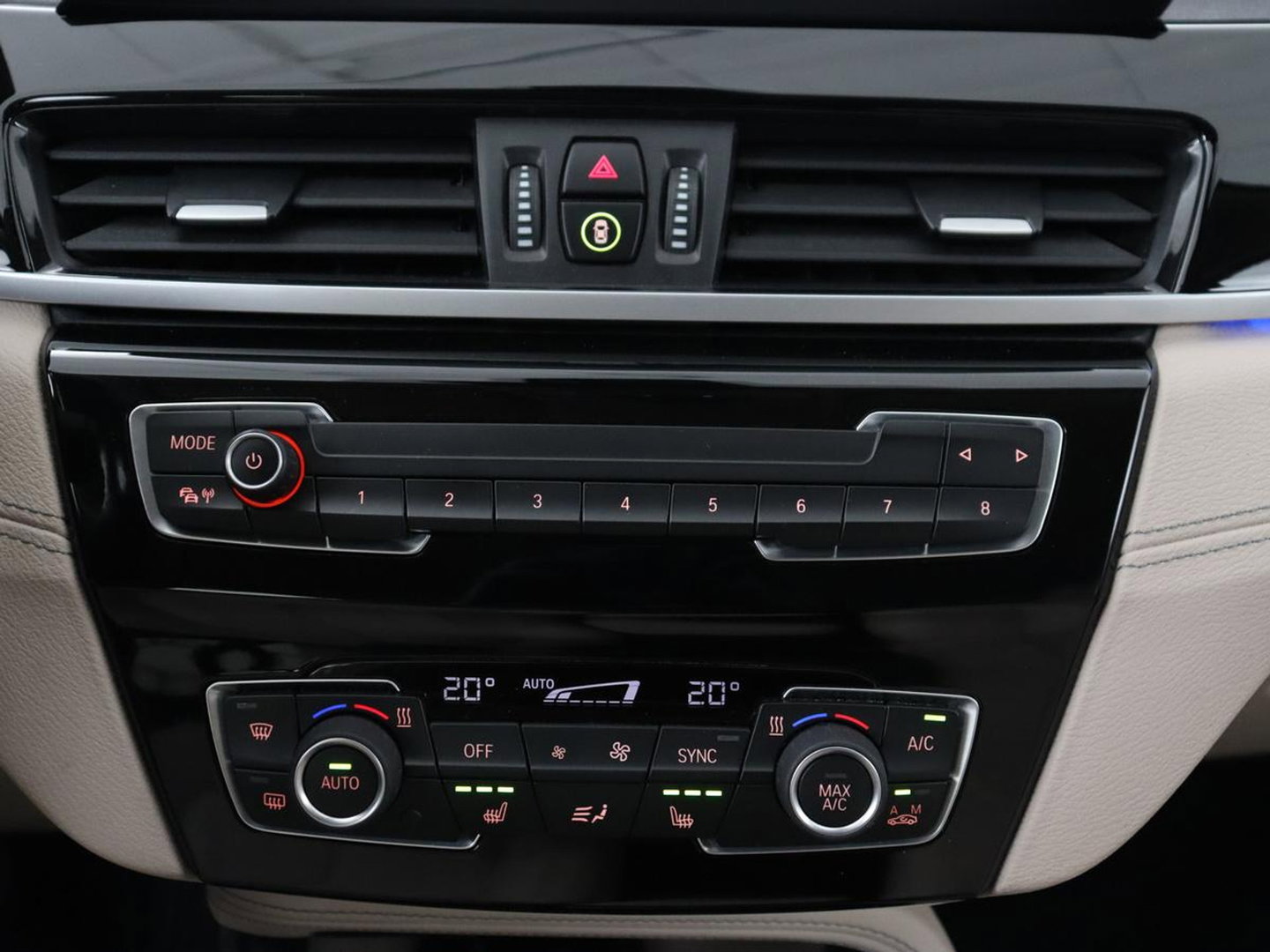 BMW X1 sDrive20i Business Edition Plus | Leder | Head-Up | Trekhaak | Stoelverwarming | Carplay | Sfeerverlichting | Full LED | Navigatie | Sportstoelen | Climate control | Parkeerhulp | Cruise control