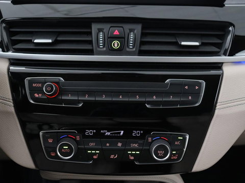 BMW X1 sDrive20i Business Edition Plus | Leder | Head-Up | Trekhaak | Stoelverwarming | Carplay | Sfeerverlichting | Full LED | Navigatie | Sportstoelen | Climate control | Parkeerhulp | Cruise control
