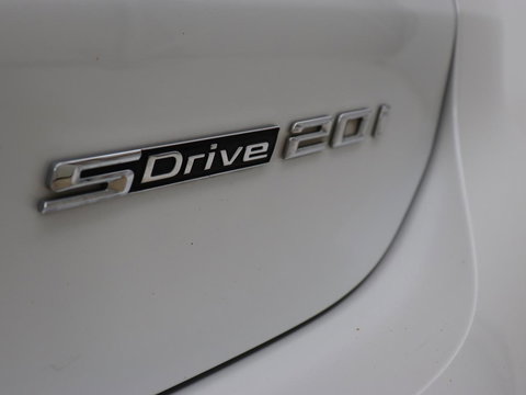 BMW X1 sDrive20i Business Edition Plus | Leder | Head-Up | Trekhaak | Stoelverwarming | Carplay | Sfeerverlichting | Full LED | Navigatie | Sportstoelen | Climate control | Parkeerhulp | Cruise control