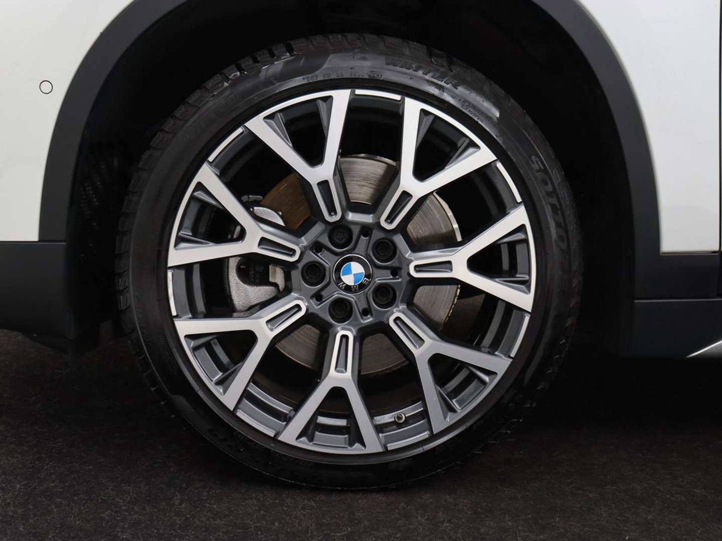 BMW X1 sDrive20i Business Edition Plus | Leder | Head-Up | Trekhaak | Stoelverwarming | Carplay | Sfeerverlichting | Full LED | Navigatie | Sportstoelen | Climate control | Parkeerhulp | Cruise control