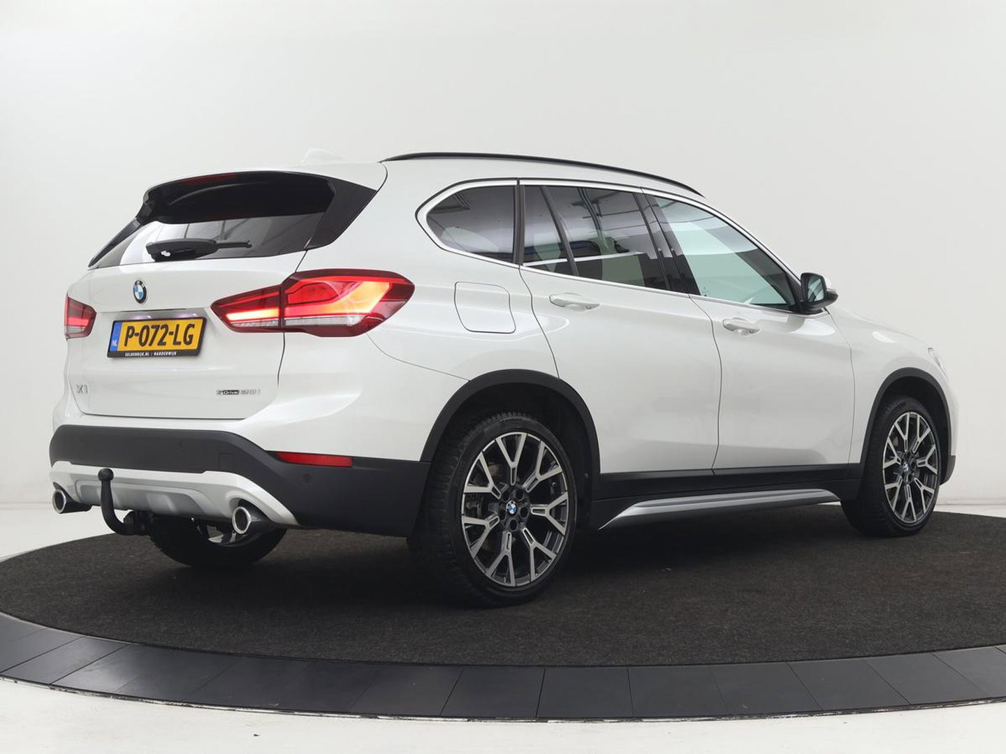 BMW X1 sDrive20i Business Edition Plus | Leder | Head-Up | Trekhaak | Stoelverwarming | Carplay | Sfeerverlichting | Full LED | Navigatie | Sportstoelen | Climate control | Parkeerhulp | Cruise control