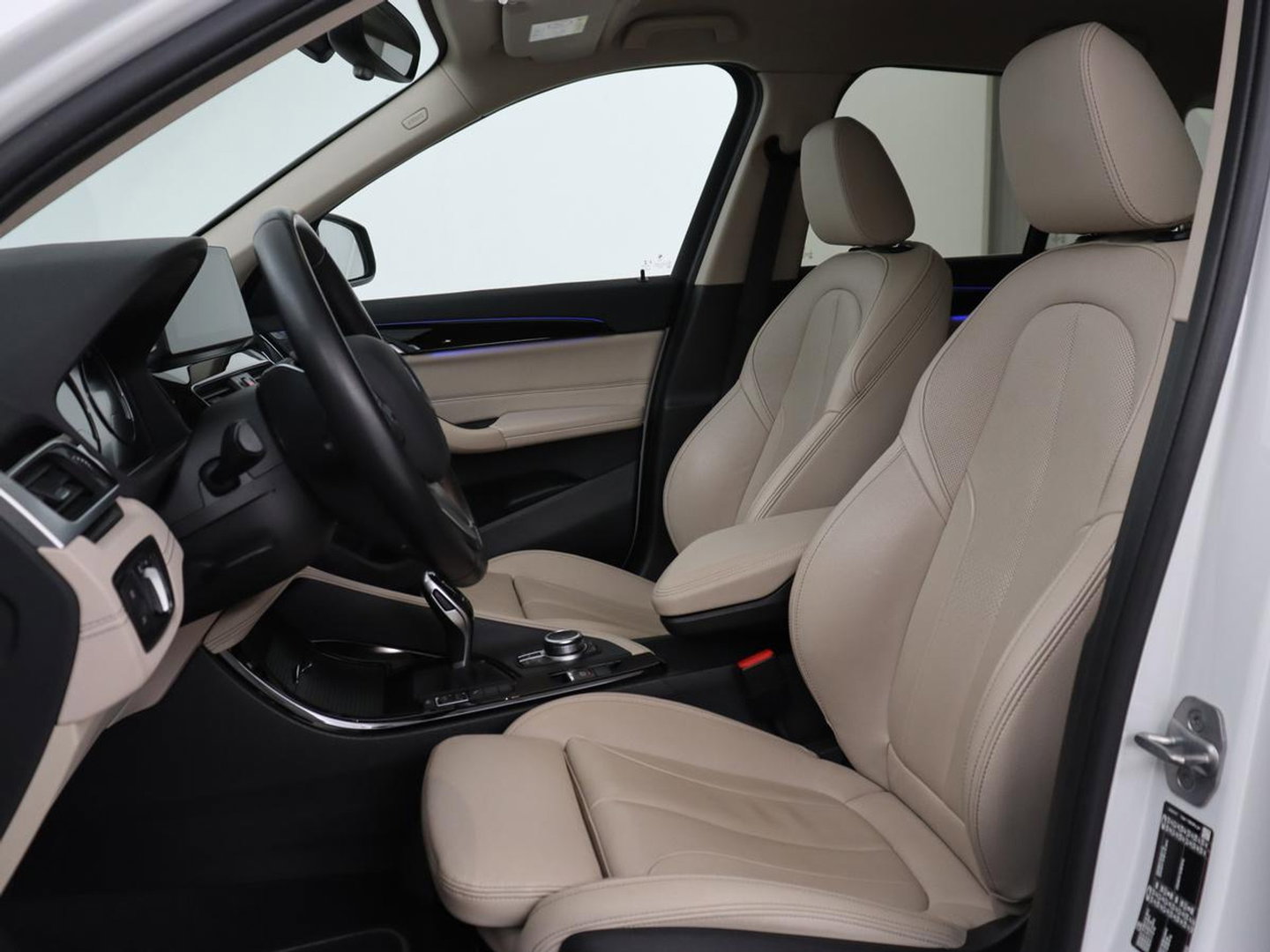 BMW X1 sDrive20i Business Edition Plus | Leder | Head-Up | Trekhaak | Stoelverwarming | Carplay | Sfeerverlichting | Full LED | Navigatie | Sportstoelen | Climate control | Parkeerhulp | Cruise control