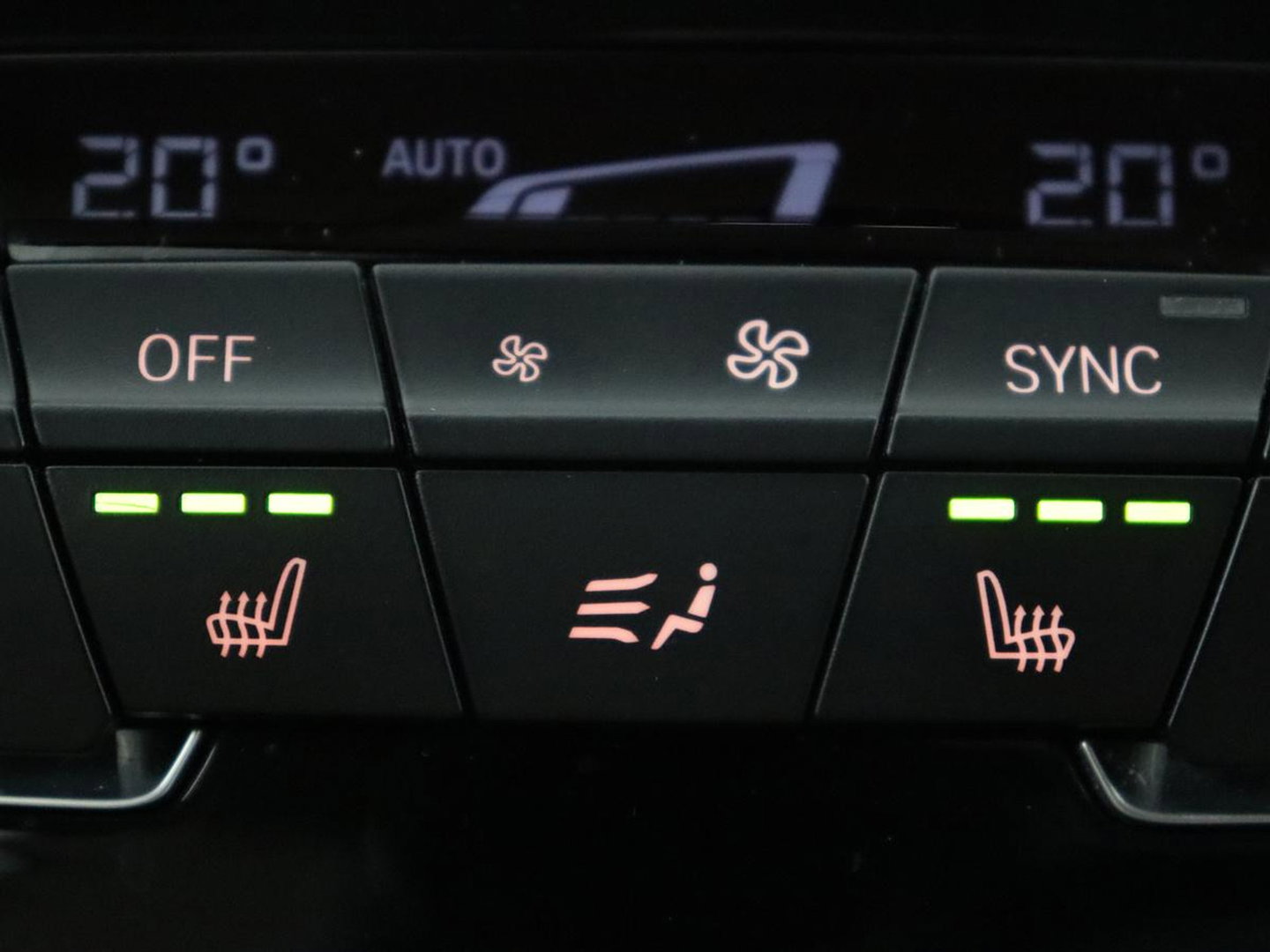 BMW X1 sDrive20i Business Edition Plus | Leder | Head-Up | Trekhaak | Stoelverwarming | Carplay | Sfeerverlichting | Full LED | Navigatie | Sportstoelen | Climate control | Parkeerhulp | Cruise control