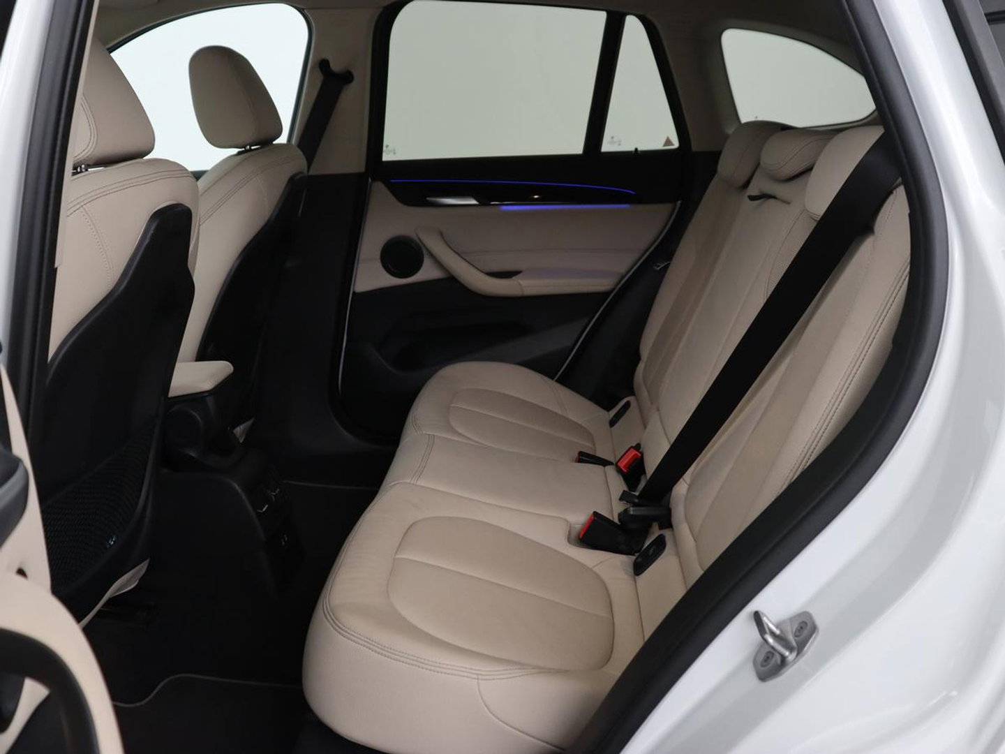 BMW X1 sDrive20i Business Edition Plus | Leder | Head-Up | Trekhaak | Stoelverwarming | Carplay | Sfeerverlichting | Full LED | Navigatie | Sportstoelen | Climate control | Parkeerhulp | Cruise control