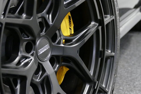 Mercedes-Benz E-Klasse AMG 53 4MATIC+ / 21'' Vossen HFX-1 velgen / AMG Drivers package / Hyperscreen / Panoramadak / Stoelkoeling + verwarming / AMG Performance interieur / Gele gordels / Elektr. verstelbare voorstoelen + memory / Achterasbesturing / Digital Light + projectie /