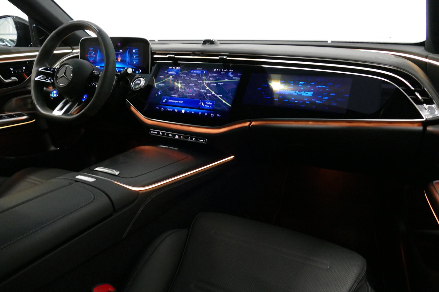 Mercedes-Benz E-Klasse AMG 53 4MATIC+ / 21'' Vossen HFX-1 velgen / AMG Drivers package / Hyperscreen / Panoramadak / Stoelkoeling + verwarming / AMG Performance interieur / Gele gordels / Elektr. verstelbare voorstoelen + memory / Achterasbesturing / Digital Light + projectie /