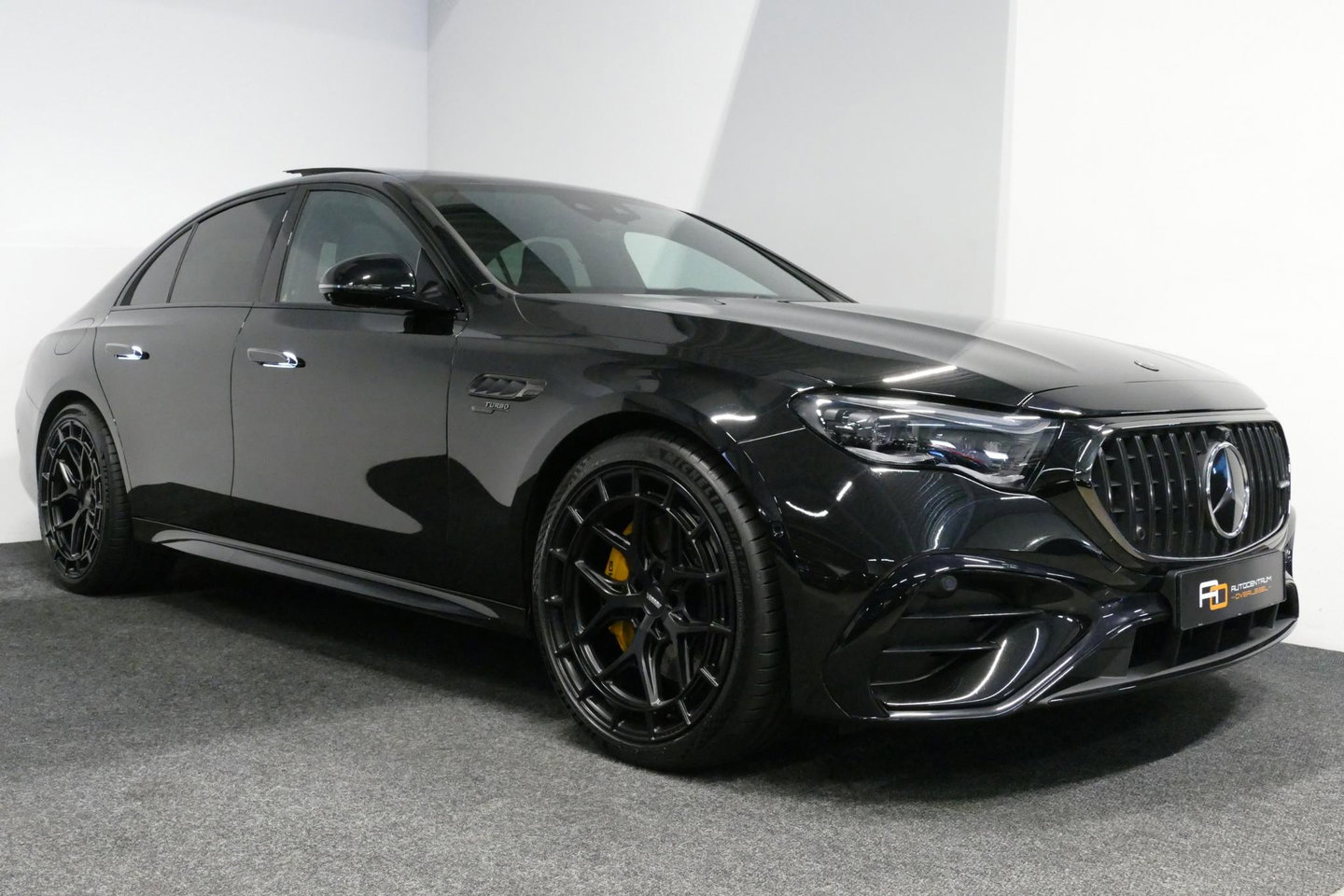 Mercedes-Benz E-Klasse AMG 53 4MATIC+ / 21'' Vossen HFX-1 velgen / AMG Drivers package / Hyperscreen / Panoramadak / Stoelkoeling + verwarming / AMG Performance interieur / Gele gordels / Elektr. verstelbare voorstoelen + memory / Achterasbesturing / Digital Light + projectie /