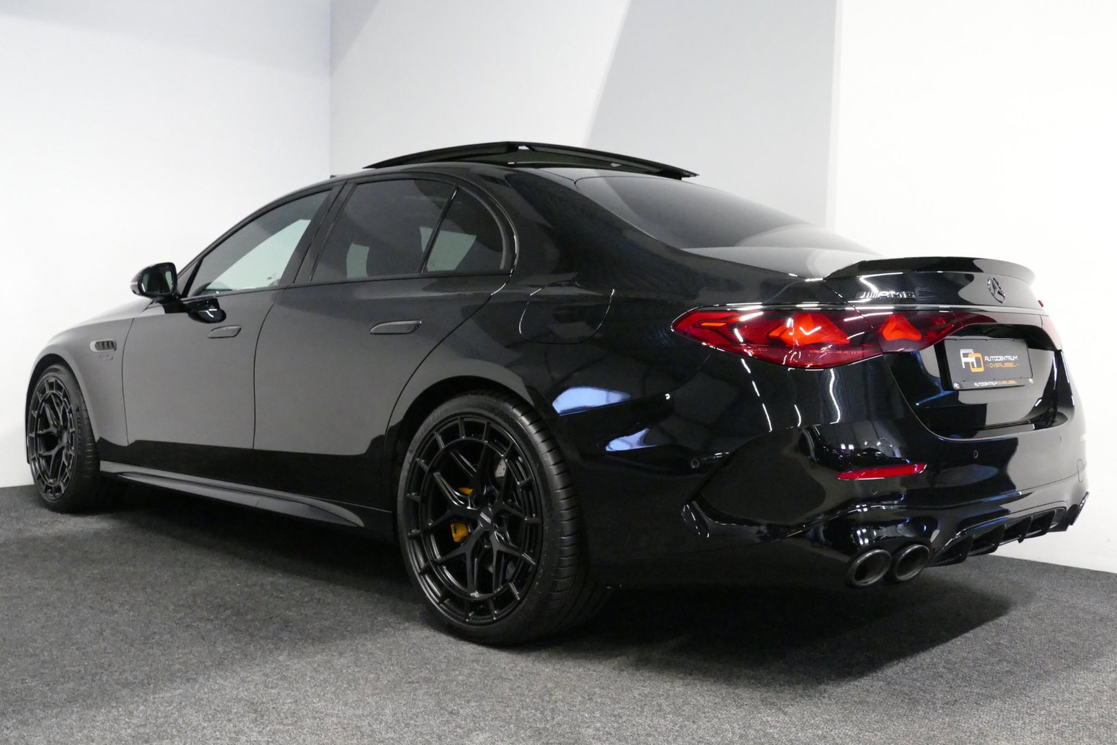 Mercedes-Benz E-Klasse AMG 53 4MATIC+ / 21'' Vossen HFX-1 velgen / AMG Drivers package / Hyperscreen / Panoramadak / Stoelkoeling + verwarming / AMG Performance interieur / Gele gordels / Elektr. verstelbare voorstoelen + memory / Achterasbesturing / Digital Light + projectie /