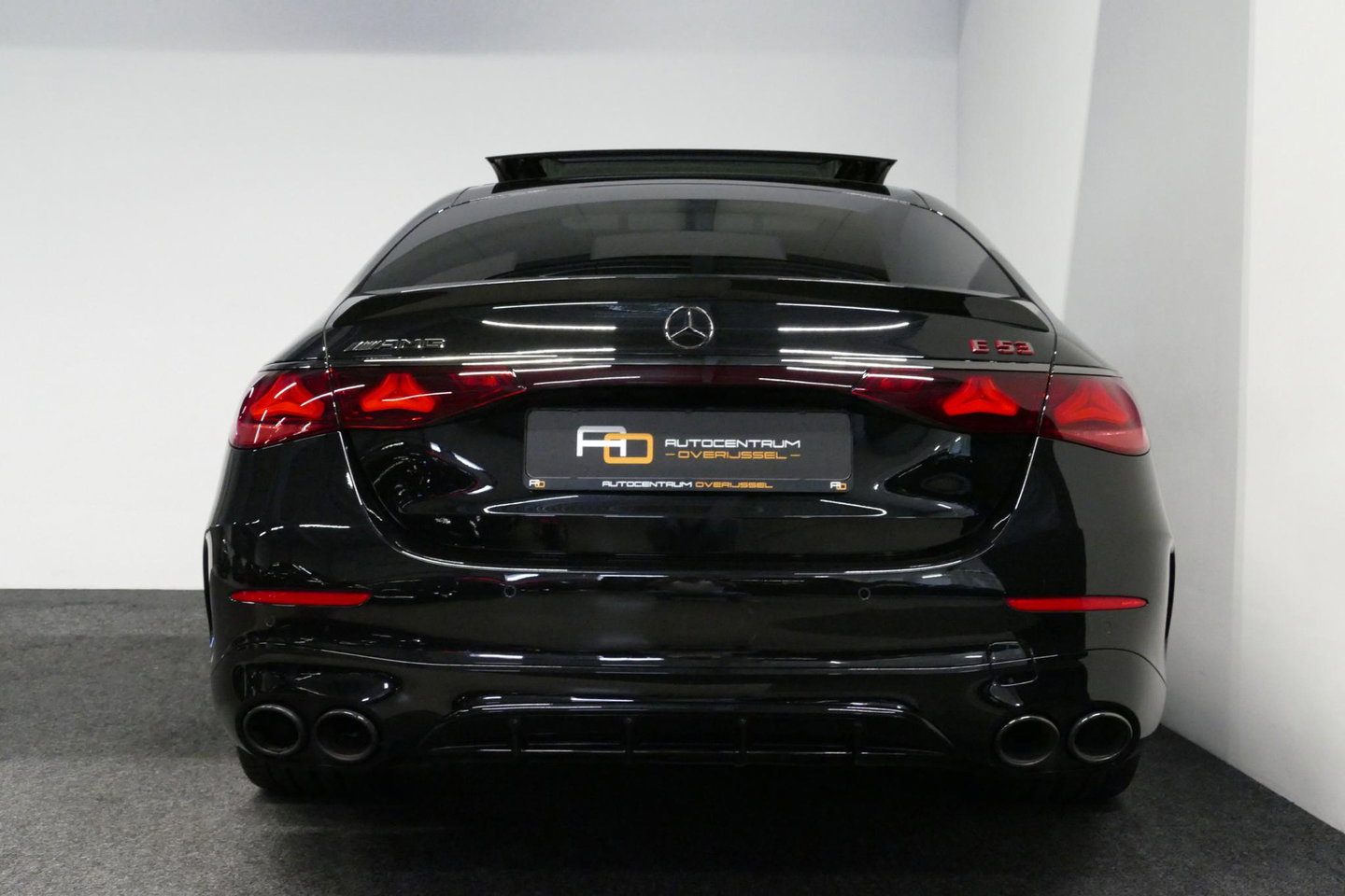 Mercedes-Benz E-Klasse AMG 53 4MATIC+ / 21'' Vossen HFX-1 velgen / AMG Drivers package / Hyperscreen / Panoramadak / Stoelkoeling + verwarming / AMG Performance interieur / Gele gordels / Elektr. verstelbare voorstoelen + memory / Achterasbesturing / Digital Light + projectie /