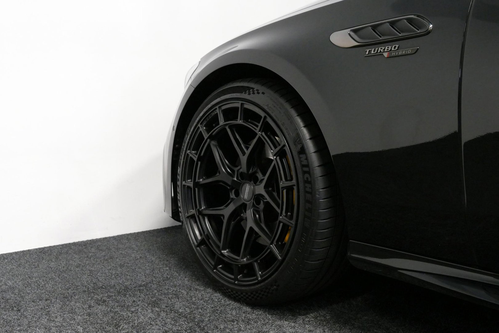 Mercedes-Benz E-Klasse AMG 53 4MATIC+ / 21'' Vossen HFX-1 velgen / AMG Drivers package / Hyperscreen / Panoramadak / Stoelkoeling + verwarming / AMG Performance interieur / Gele gordels / Elektr. verstelbare voorstoelen + memory / Achterasbesturing / Digital Light + projectie /