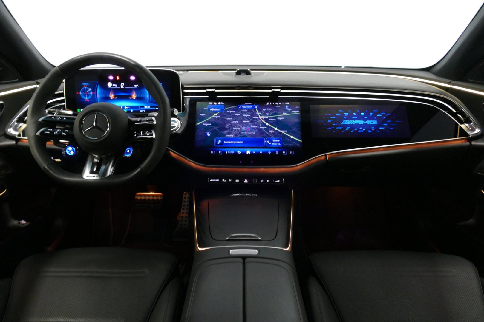 Mercedes-Benz E-Klasse AMG 53 4MATIC+ / 21'' Vossen HFX-1 velgen / AMG Drivers package / Hyperscreen / Panoramadak / Stoelkoeling + verwarming / AMG Performance interieur / Gele gordels / Elektr. verstelbare voorstoelen + memory / Achterasbesturing / Digital Light + projectie /
