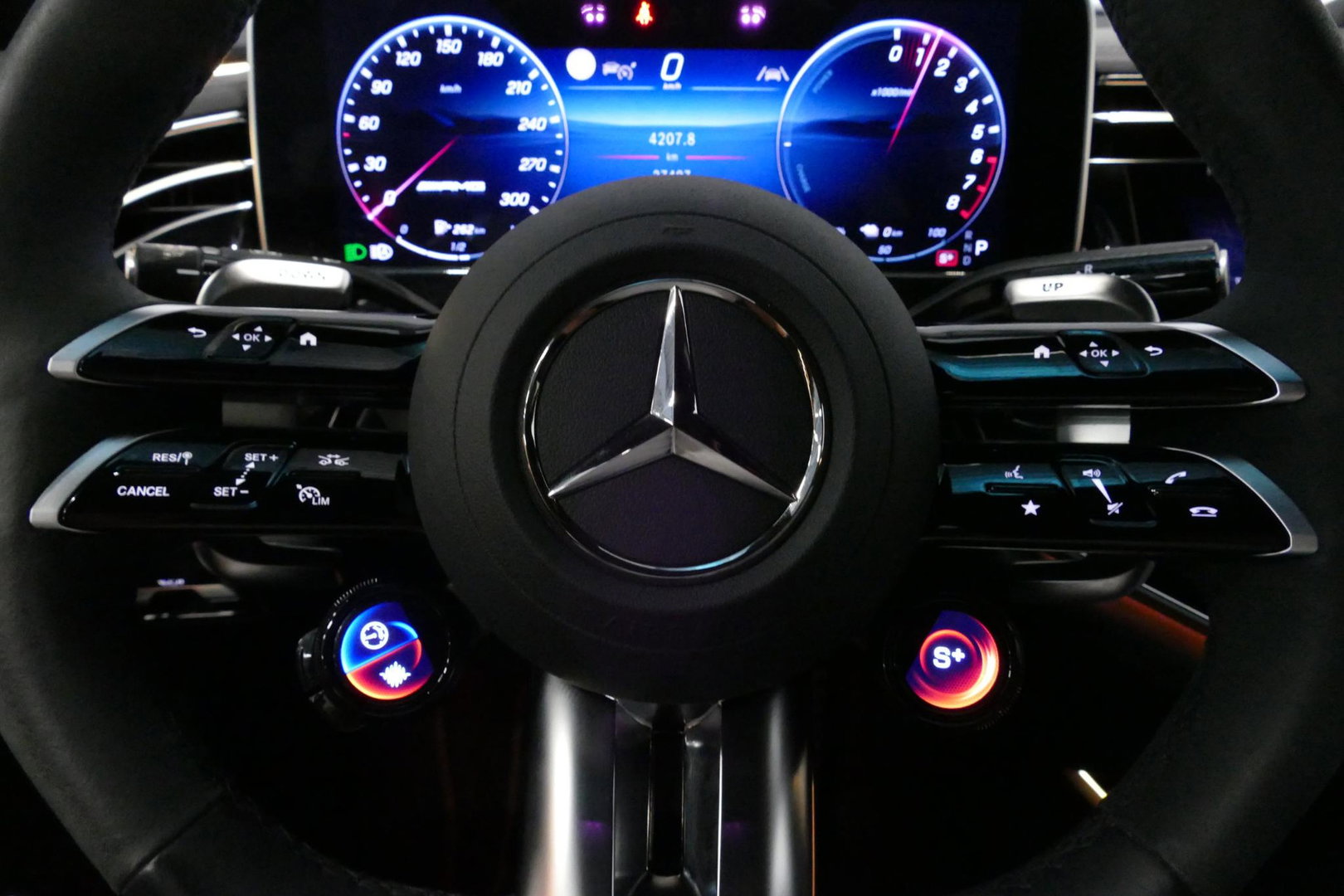 Mercedes-Benz E-Klasse AMG 53 4MATIC+ / 21'' Vossen HFX-1 velgen / AMG Drivers package / Hyperscreen / Panoramadak / Stoelkoeling + verwarming / AMG Performance interieur / Gele gordels / Elektr. verstelbare voorstoelen + memory / Achterasbesturing / Digital Light + projectie /