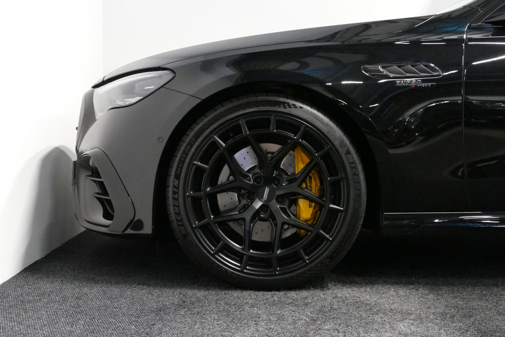 Mercedes-Benz E-Klasse AMG 53 4MATIC+ / 21'' Vossen HFX-1 velgen / AMG Drivers package / Hyperscreen / Panoramadak / Stoelkoeling + verwarming / AMG Performance interieur / Gele gordels / Elektr. verstelbare voorstoelen + memory / Achterasbesturing / Digital Light + projectie /