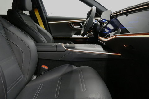 Mercedes-Benz E-Klasse AMG 53 4MATIC+ / 21'' Vossen HFX-1 velgen / AMG Drivers package / Hyperscreen / Panoramadak / Stoelkoeling + verwarming / AMG Performance interieur / Gele gordels / Elektr. verstelbare voorstoelen + memory / Achterasbesturing / Digital Light + projectie /