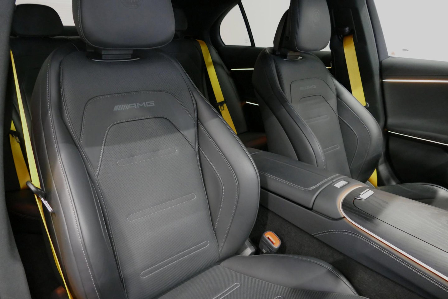 Mercedes-Benz E-Klasse AMG 53 4MATIC+ / 21'' Vossen HFX-1 velgen / AMG Drivers package / Hyperscreen / Panoramadak / Stoelkoeling + verwarming / AMG Performance interieur / Gele gordels / Elektr. verstelbare voorstoelen + memory / Achterasbesturing / Digital Light + projectie /