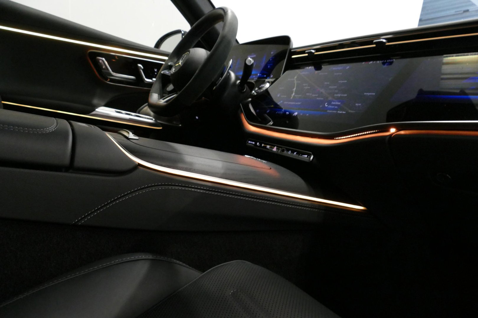 Mercedes-Benz E-Klasse AMG 53 4MATIC+ / 21'' Vossen HFX-1 velgen / AMG Drivers package / Hyperscreen / Panoramadak / Stoelkoeling + verwarming / AMG Performance interieur / Gele gordels / Elektr. verstelbare voorstoelen + memory / Achterasbesturing / Digital Light + projectie /