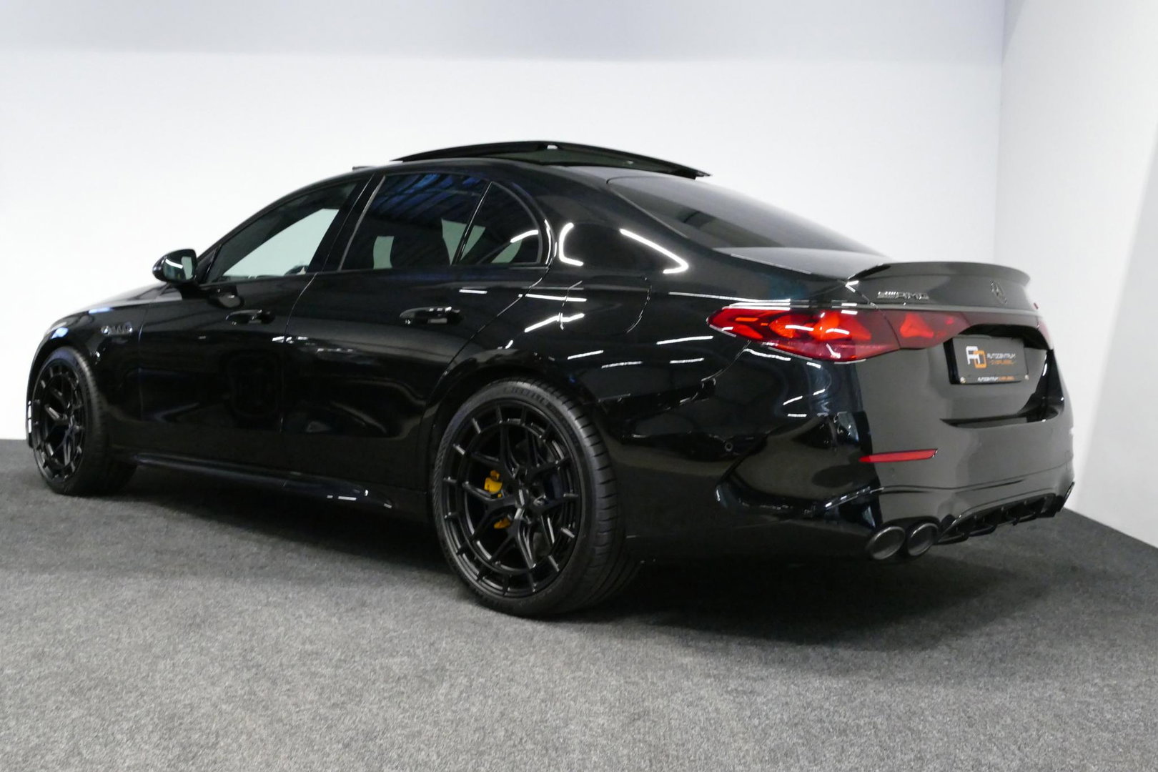 Mercedes-Benz E-Klasse AMG 53 4MATIC+ / 21'' Vossen HFX-1 velgen / AMG Drivers package / Hyperscreen / Panoramadak / Stoelkoeling + verwarming / AMG Performance interieur / Gele gordels / Elektr. verstelbare voorstoelen + memory / Achterasbesturing / Digital Light + projectie /