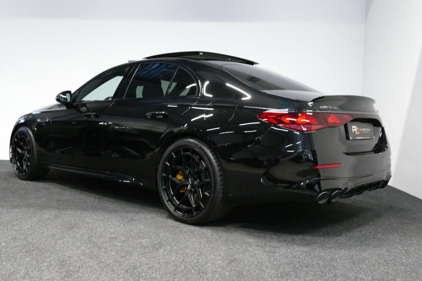 Mercedes-Benz E-Klasse AMG 53 4MATIC+ / 21'' Vossen HFX-1 velgen / AMG Drivers package / Hyperscreen / Panoramadak / Stoelkoeling + verwarming / AMG Performance interieur / Gele gordels / Elektr. verstelbare voorstoelen + memory / Achterasbesturing / Digital Light + projectie /