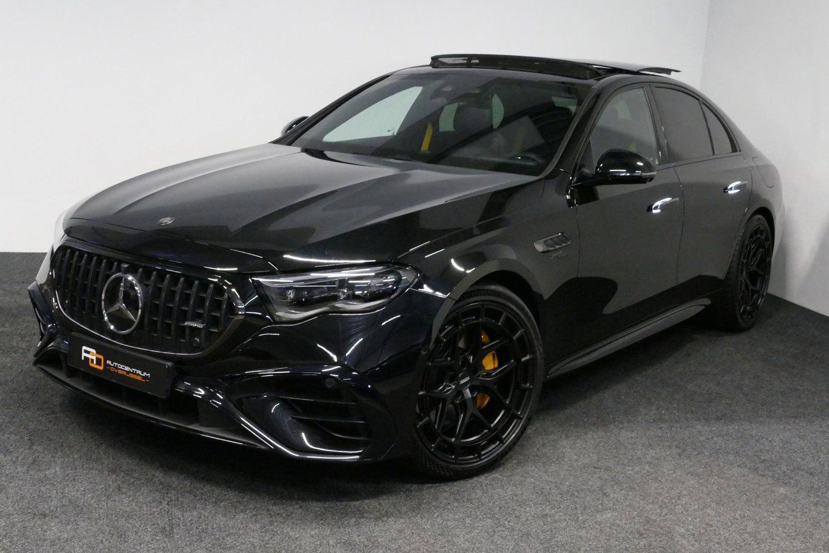 Mercedes-Benz E-Klasse AMG 53 4MATIC+ / 21'' Vossen HFX-1 velgen / AMG Drivers package / Hyperscreen / Panoramadak / Stoelkoeling + verwarming / AMG Performance interieur / Gele gordels / Elektr. verstelbare voorstoelen + memory / Achterasbesturing / Digital Light + projectie /