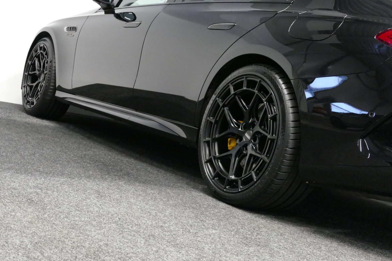 Mercedes-Benz E-Klasse AMG 53 4MATIC+ / 21'' Vossen HFX-1 velgen / AMG Drivers package / Hyperscreen / Panoramadak / Stoelkoeling + verwarming / AMG Performance interieur / Gele gordels / Elektr. verstelbare voorstoelen + memory / Achterasbesturing / Digital Light + projectie /