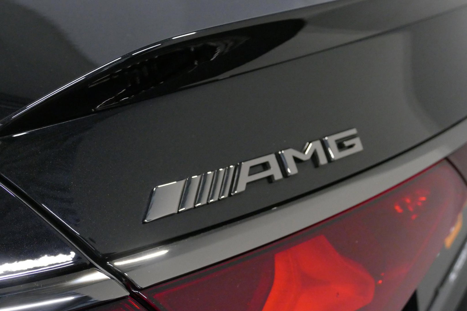 Mercedes-Benz E-Klasse AMG 53 4MATIC+ / 21'' Vossen HFX-1 velgen / AMG Drivers package / Hyperscreen / Panoramadak / Stoelkoeling + verwarming / AMG Performance interieur / Gele gordels / Elektr. verstelbare voorstoelen + memory / Achterasbesturing / Digital Light + projectie /
