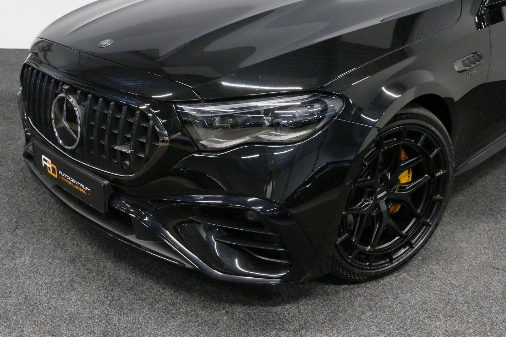 Mercedes-Benz E-Klasse AMG 53 4MATIC+ / 21'' Vossen HFX-1 velgen / AMG Drivers package / Hyperscreen / Panoramadak / Stoelkoeling + verwarming / AMG Performance interieur / Gele gordels / Elektr. verstelbare voorstoelen + memory / Achterasbesturing / Digital Light + projectie /