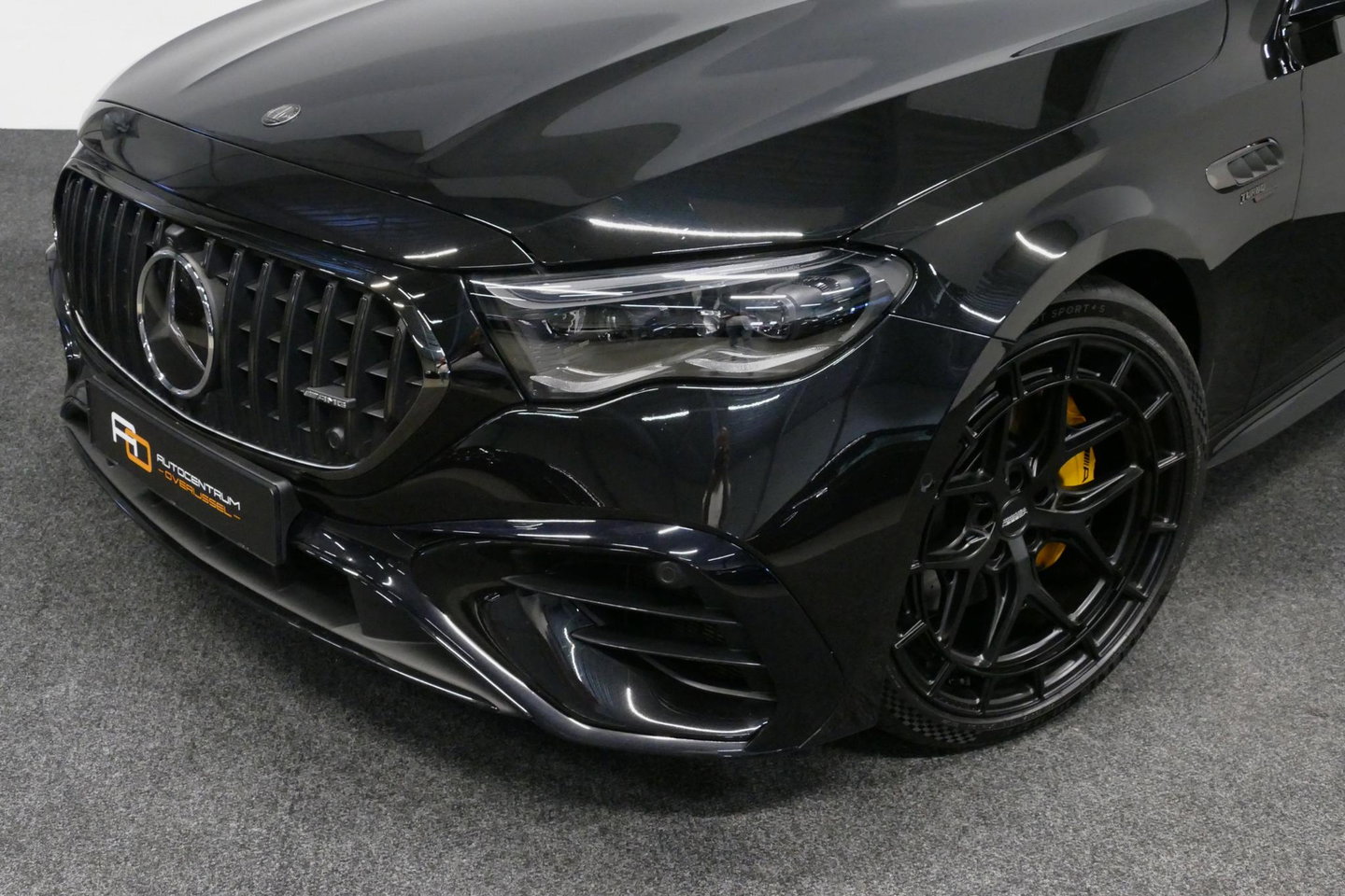 Mercedes-Benz E-Klasse AMG 53 4MATIC+ / 21'' Vossen HFX-1 velgen / AMG Drivers package / Hyperscreen / Panoramadak / Stoelkoeling + verwarming / AMG Performance interieur / Gele gordels / Elektr. verstelbare voorstoelen + memory / Achterasbesturing / Digital Light + projectie /