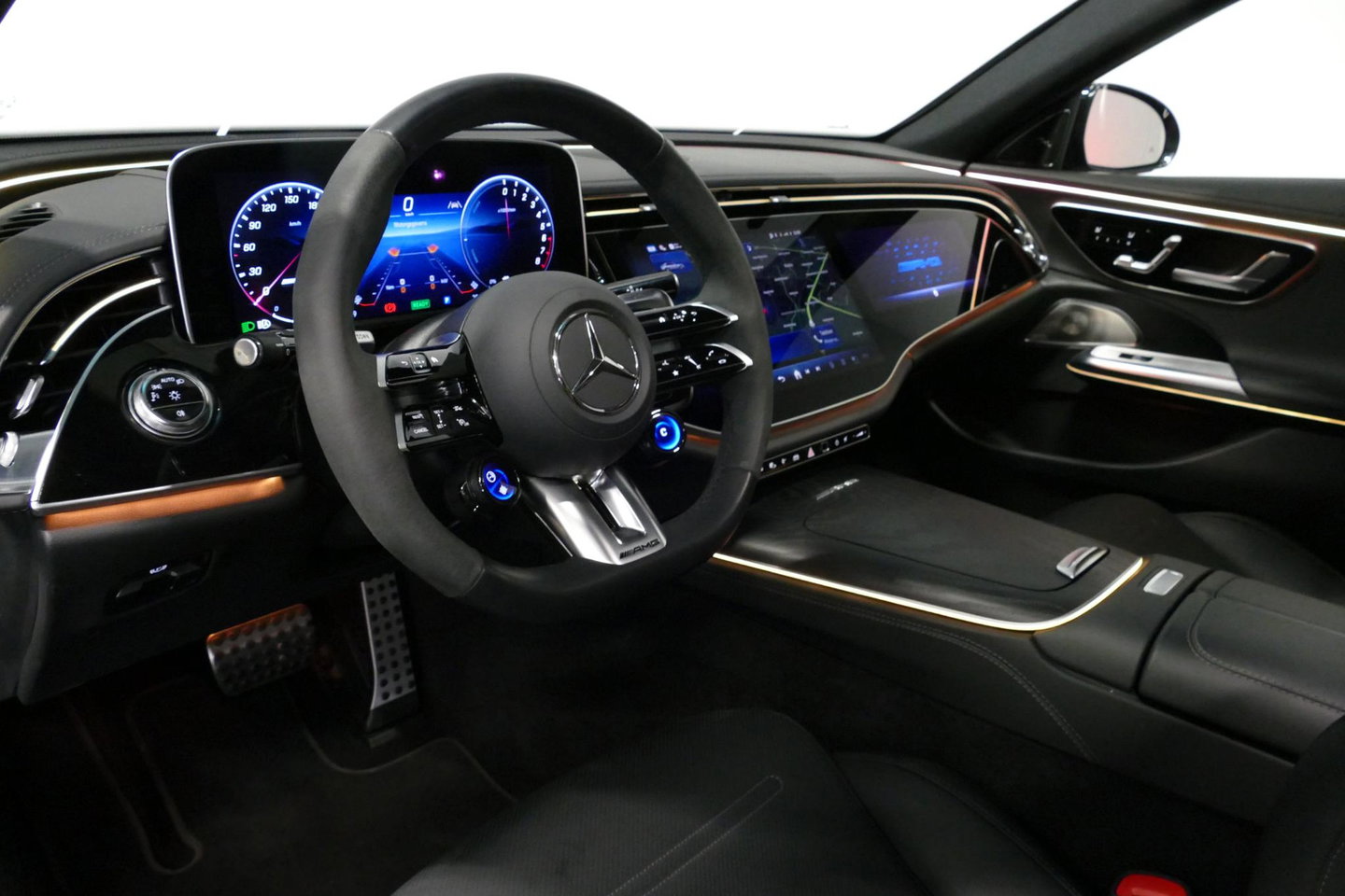 Mercedes-Benz E-Klasse AMG 53 4MATIC+ / 21'' Vossen HFX-1 velgen / AMG Drivers package / Hyperscreen / Panoramadak / Stoelkoeling + verwarming / AMG Performance interieur / Gele gordels / Elektr. verstelbare voorstoelen + memory / Achterasbesturing / Digital Light + projectie /