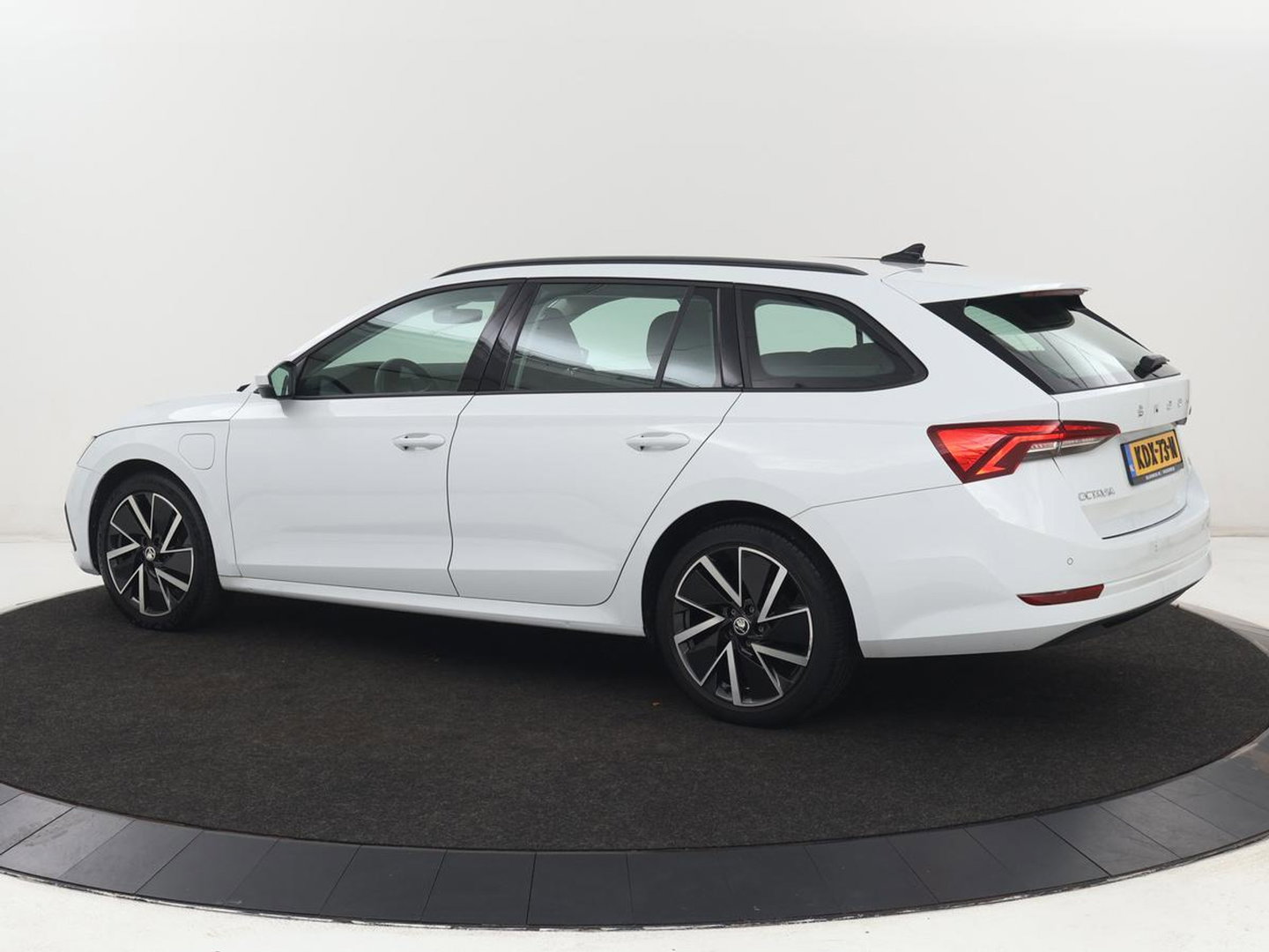 Škoda Octavia 1.4 TSI iV PHEV Business Edition | Adaptive cruise | Stuurverwarming | Carplay | Navigatie | Keyless | Full LED | Virtual Cockpit | Parkeerhulp | Climate control | Plug In