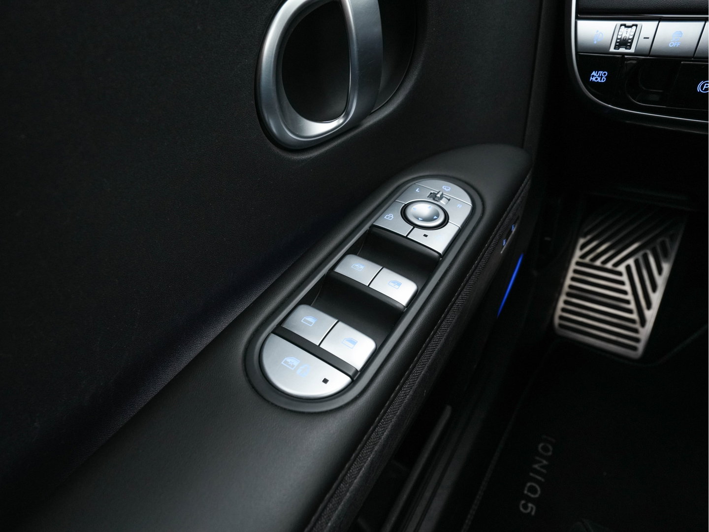 Hyundai IONIQ 5 Lounge 73kWh [ 3-Fase ] {SOH-97%} (INCL-BTW) Aut *HEATPUMP | LEATHER | PREMIUM-AUDIO | FULL-LED | ADAPTIVE-CRUISE | BLINDSPOT | DIGI-COCKPIT | AMBIENTLIGHT | DAB | SHIFTPADDLES | HEAD-UP | NAVI-FULLMAP | KEYLESS | ...