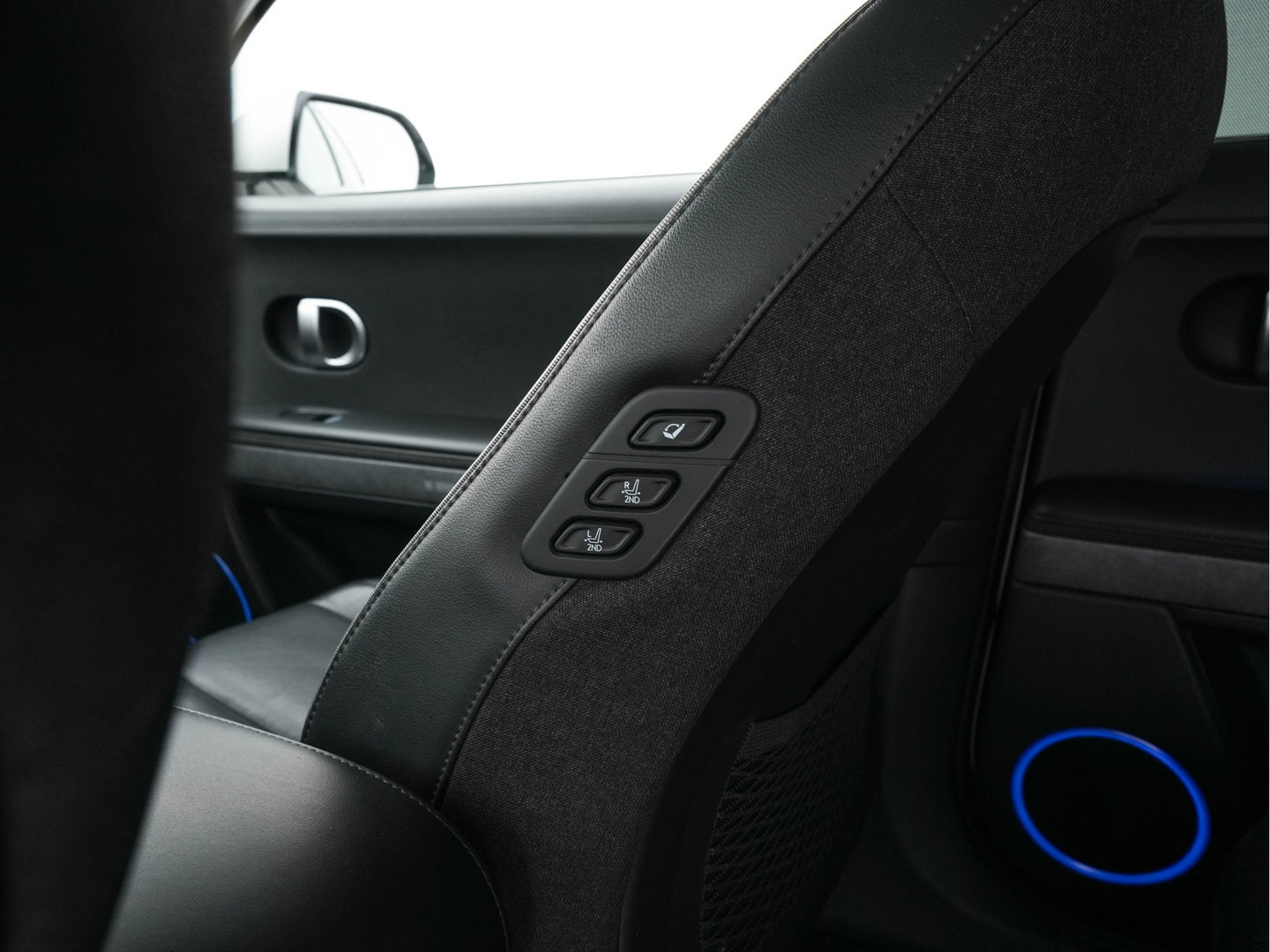 Hyundai IONIQ 5 Lounge 73kWh [ 3-Fase ] {SOH-97%} (INCL-BTW) Aut *HEATPUMP | LEATHER | PREMIUM-AUDIO | FULL-LED | ADAPTIVE-CRUISE | BLINDSPOT | DIGI-COCKPIT | AMBIENTLIGHT | DAB | SHIFTPADDLES | HEAD-UP | NAVI-FULLMAP | KEYLESS | ...