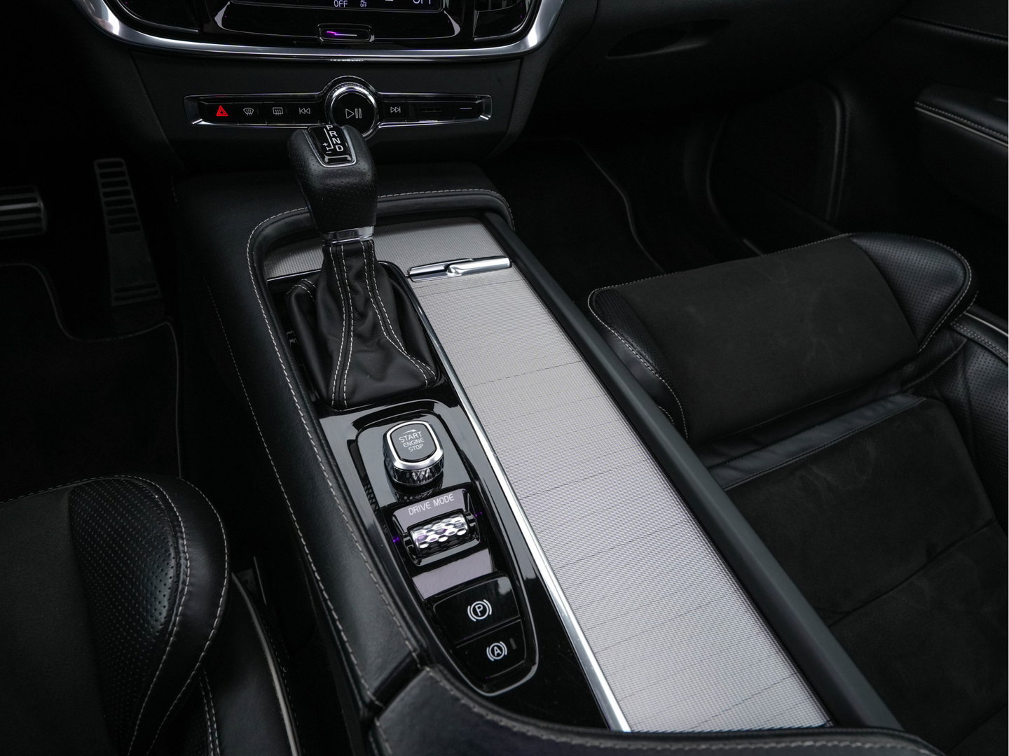 Volvo V90 2.0 D4 R-Design Aut. *PANO | HEAD-UP | LEATHER-MICROFIBRE | FULL-LED | TOP-VIEW | BLINDSPOT | HEATED-SPORTSEATS | DIGI-COCKPIT | NAVI-FULLMAP | KEYLESS | ECC | PDC | CRUISE | TOWBAR | 18''ALU*