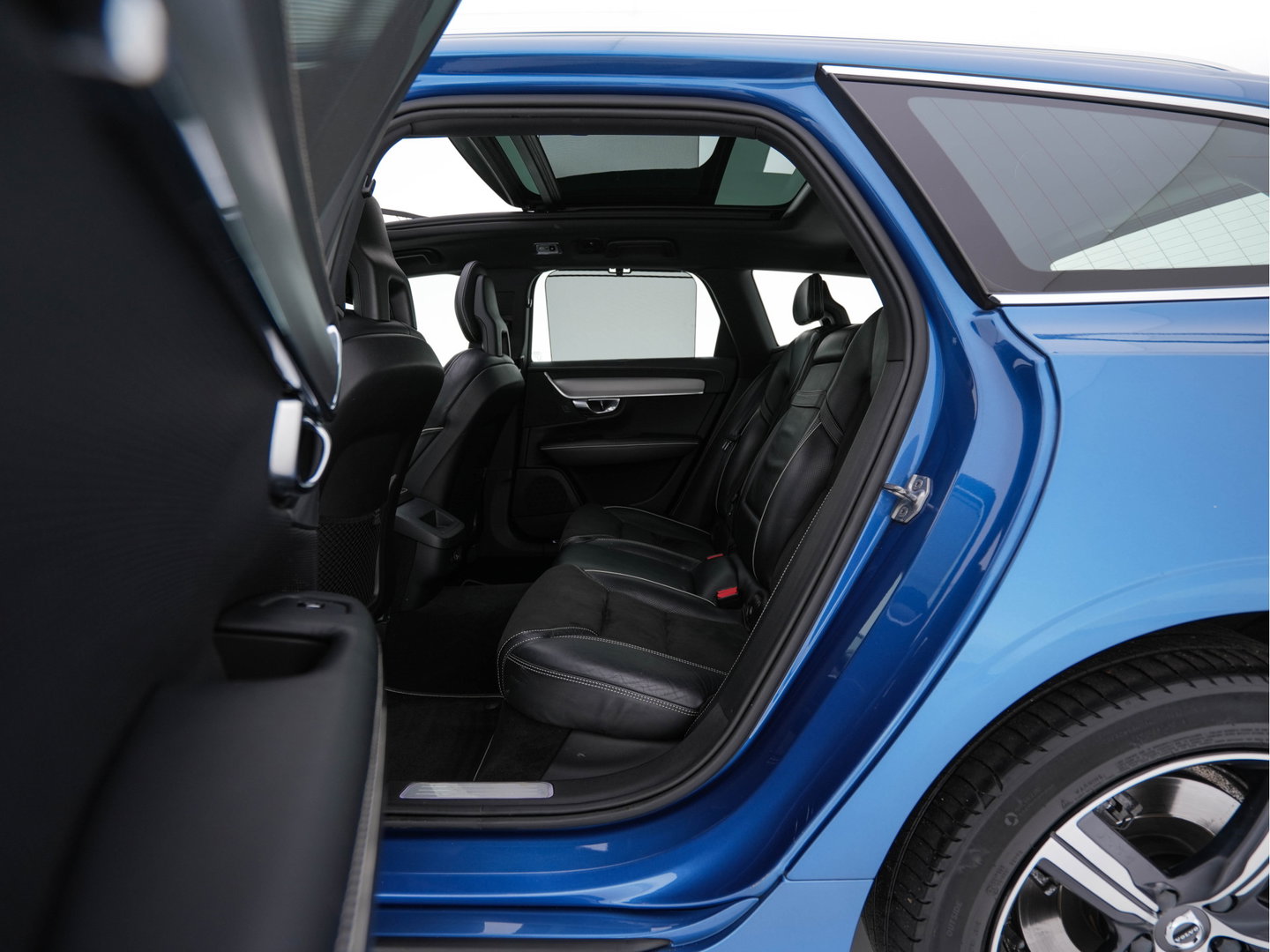 Volvo V90 2.0 D4 R-Design Aut. *PANO | HEAD-UP | LEATHER-MICROFIBRE | FULL-LED | TOP-VIEW | BLINDSPOT | HEATED-SPORTSEATS | DIGI-COCKPIT | NAVI-FULLMAP | KEYLESS | ECC | PDC | CRUISE | TOWBAR | 18''ALU*