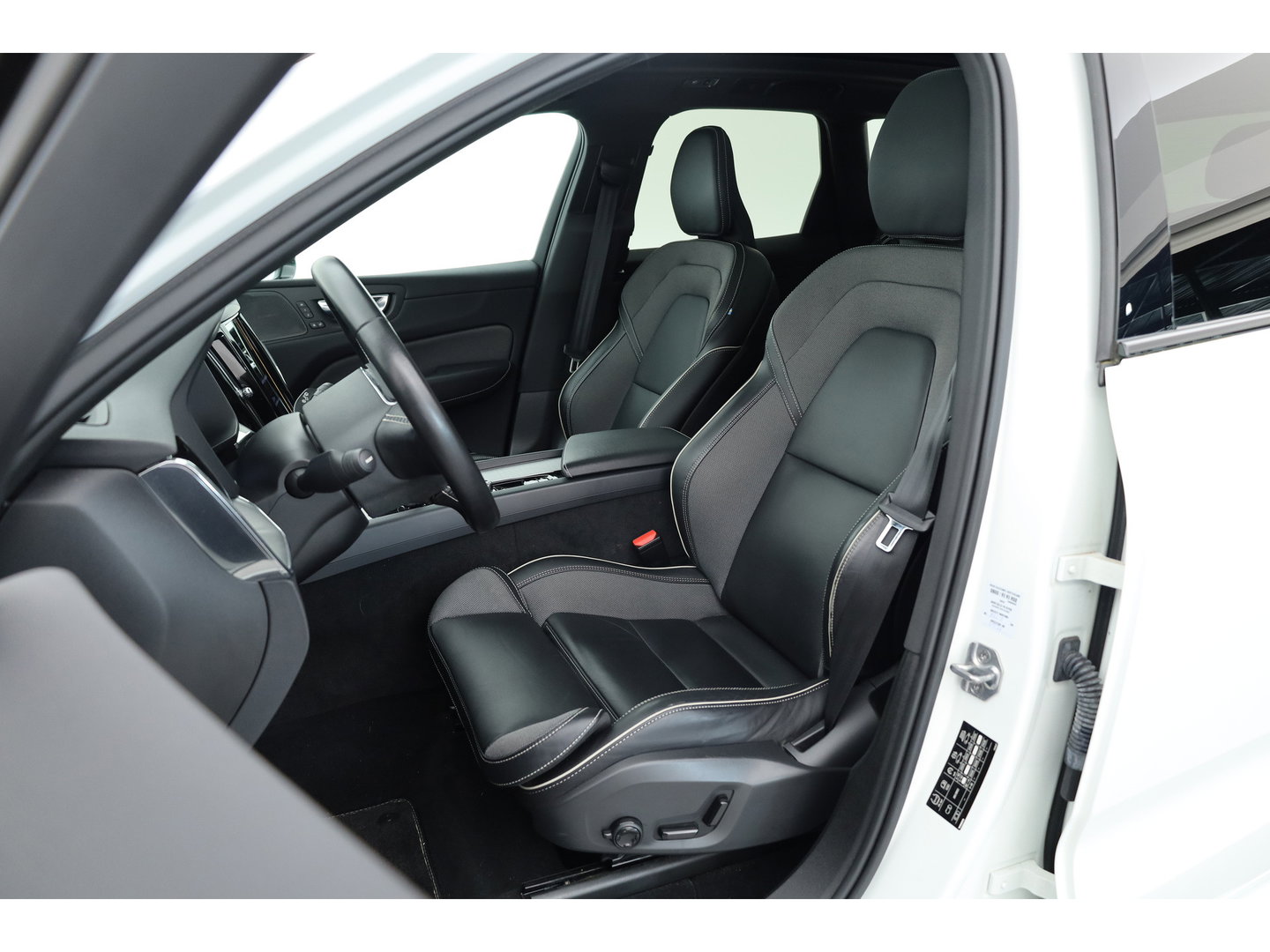 Volvo XC60 2.0 Recharge T6 AWD R-Design | Pano| H&K Audio | Blis | ACC | 360 Camera | Head up | stoel 4 & stuur verw. |