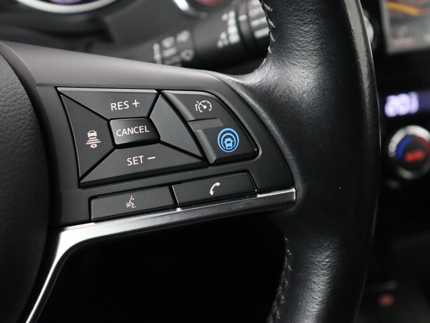 Nissan QASHQAI 1.3 DIG-T Business Edition | Panoramadak | Stoelverwarming | Trekhaak | Adaptive cruise | Leder | 360 Camera | Carplay | Keyless | Navigatie | Full LED | Side Assist | Elektrische stoelen