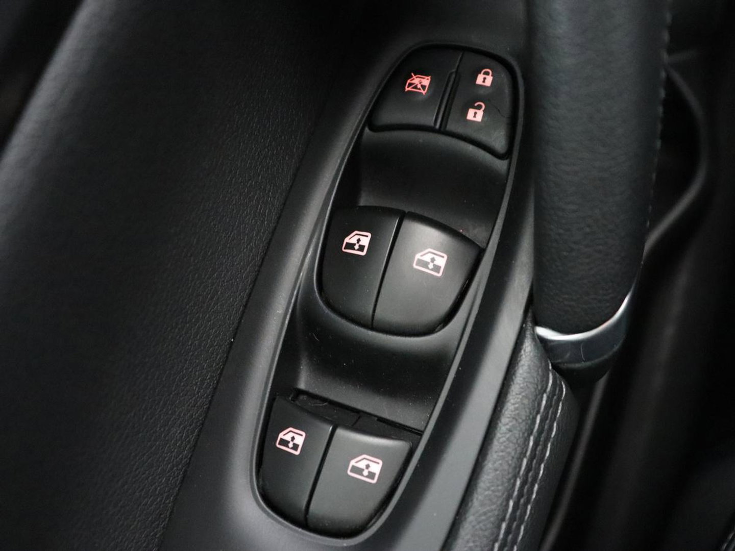Nissan QASHQAI 1.3 DIG-T Business Edition | Panoramadak | Stoelverwarming | Trekhaak | Adaptive cruise | Leder | 360 Camera | Carplay | Keyless | Navigatie | Full LED | Side Assist | Elektrische stoelen