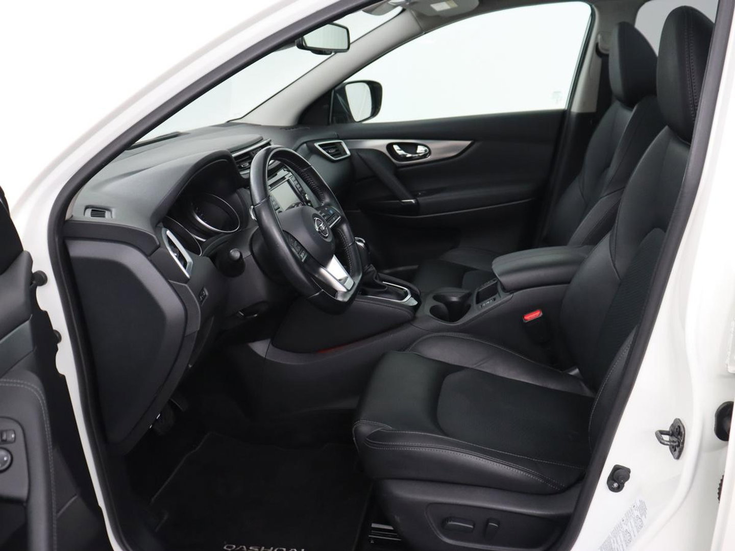 Nissan QASHQAI 1.3 DIG-T Business Edition | Panoramadak | Stoelverwarming | Trekhaak | Adaptive cruise | Leder | 360 Camera | Carplay | Keyless | Navigatie | Full LED | Side Assist | Elektrische stoelen