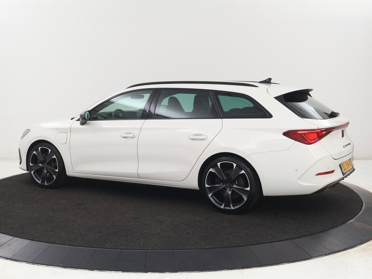 CUPRA Leon 1.4 eHybrid VZ | SOH 90,7% | 245pk | Stoelverwarming | Adaptive cruise | Camera | Carplay | Navigatie | Sfeerverlichting | Full LED | Sportstoelen | Keyless | PHEV | Plug In