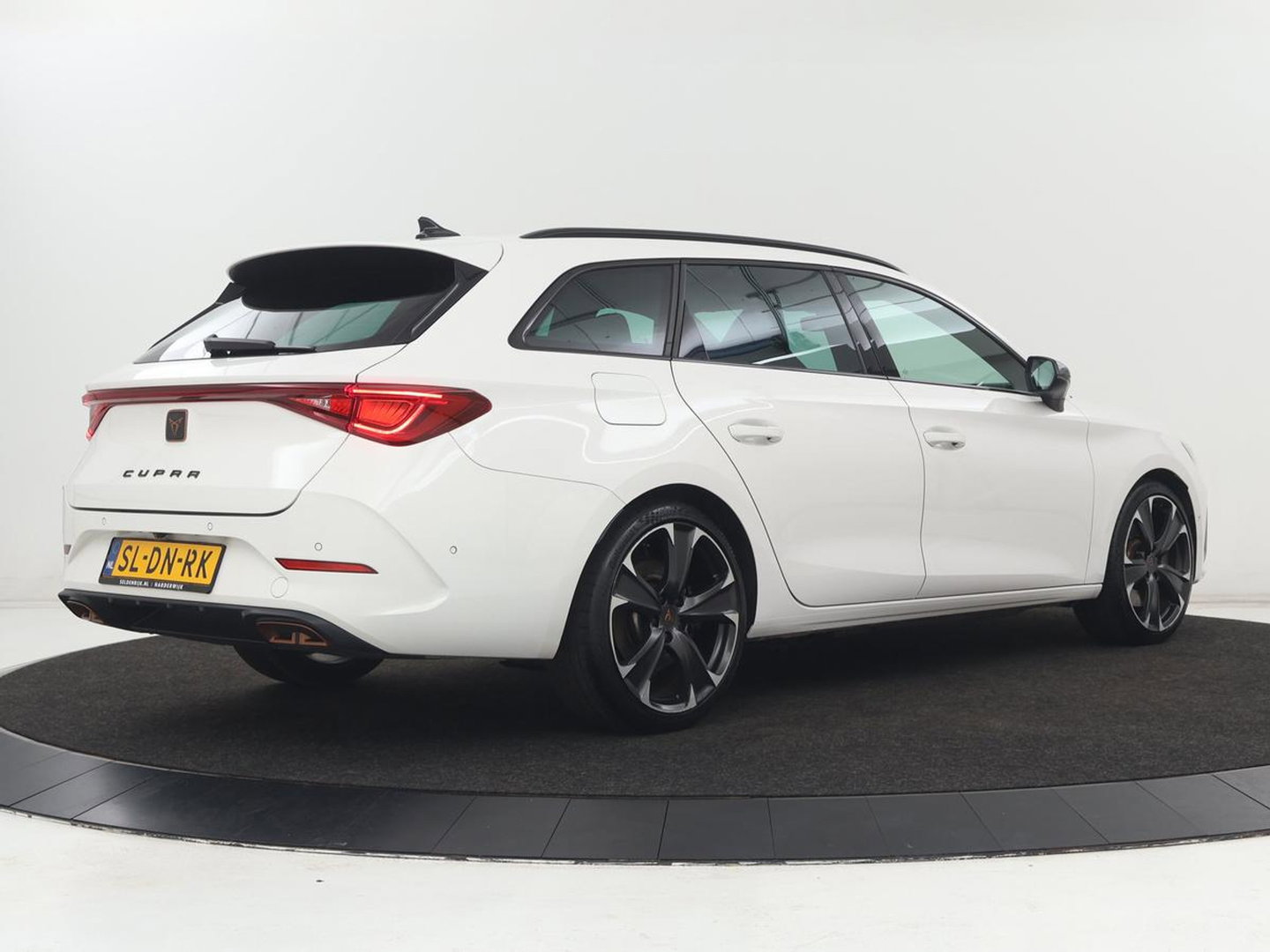 CUPRA Leon 1.4 eHybrid VZ | SOH 90,7% | 245pk | Stoelverwarming | Adaptive cruise | Camera | Carplay | Navigatie | Sfeerverlichting | Full LED | Sportstoelen | Keyless | PHEV | Plug In