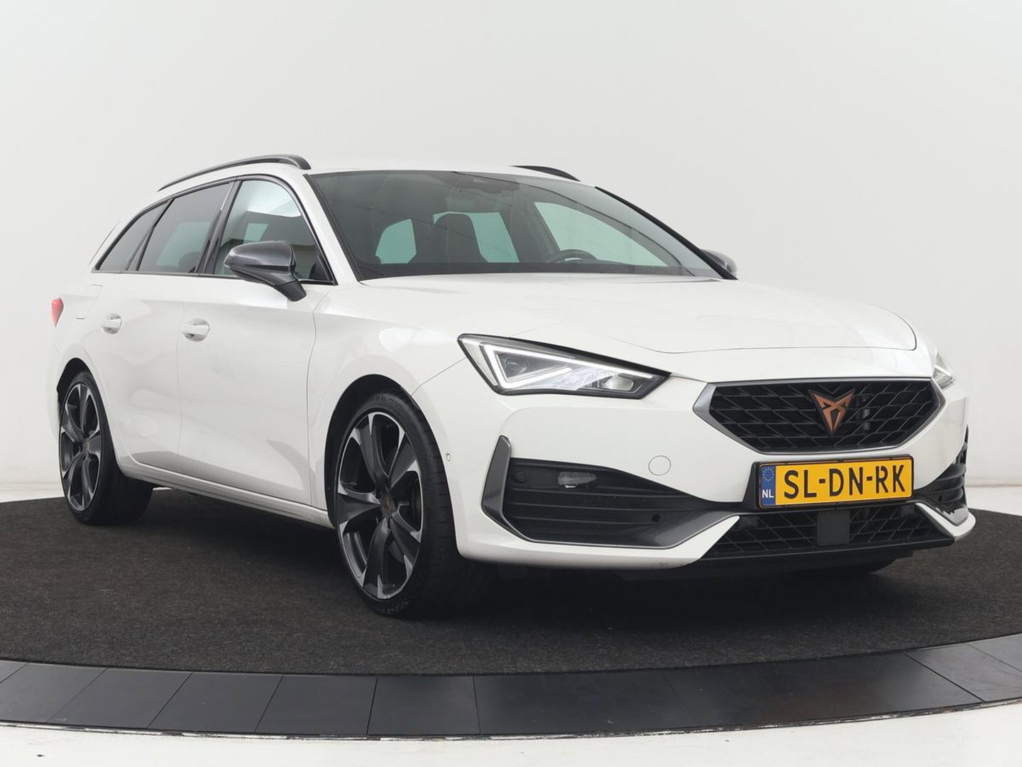CUPRA Leon 1.4 eHybrid VZ | SOH 90,7% | 245pk | Stoelverwarming | Adaptive cruise | Camera | Carplay | Navigatie | Sfeerverlichting | Full LED | Sportstoelen | Keyless | PHEV | Plug In