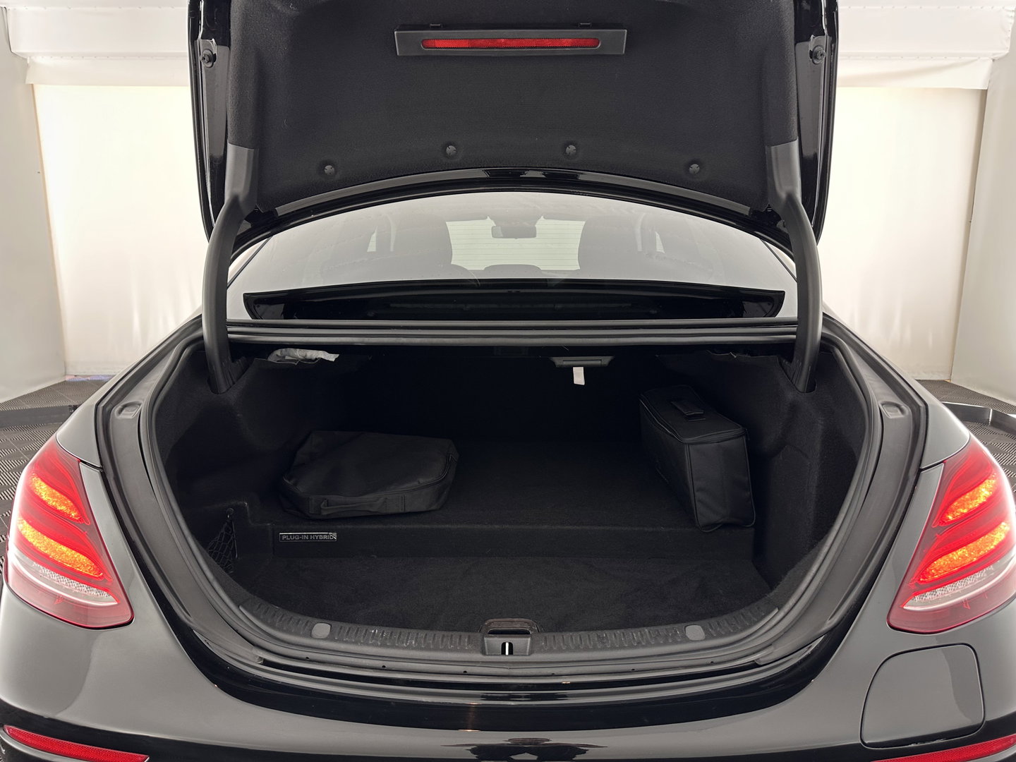 Mercedes-Benz E-Klasse 350 e Business Solution AMG Aut. *LEATHER-FABRIC | FULL-LED | AMBIENT-LIGHT | CAMERA | NAVI-FULLMAP | HEATED-SPORTSEATS | PRIVACY-GLASS | SHIFT-PADDLES | ECC | PDC | CRUISE | 18''ALU*