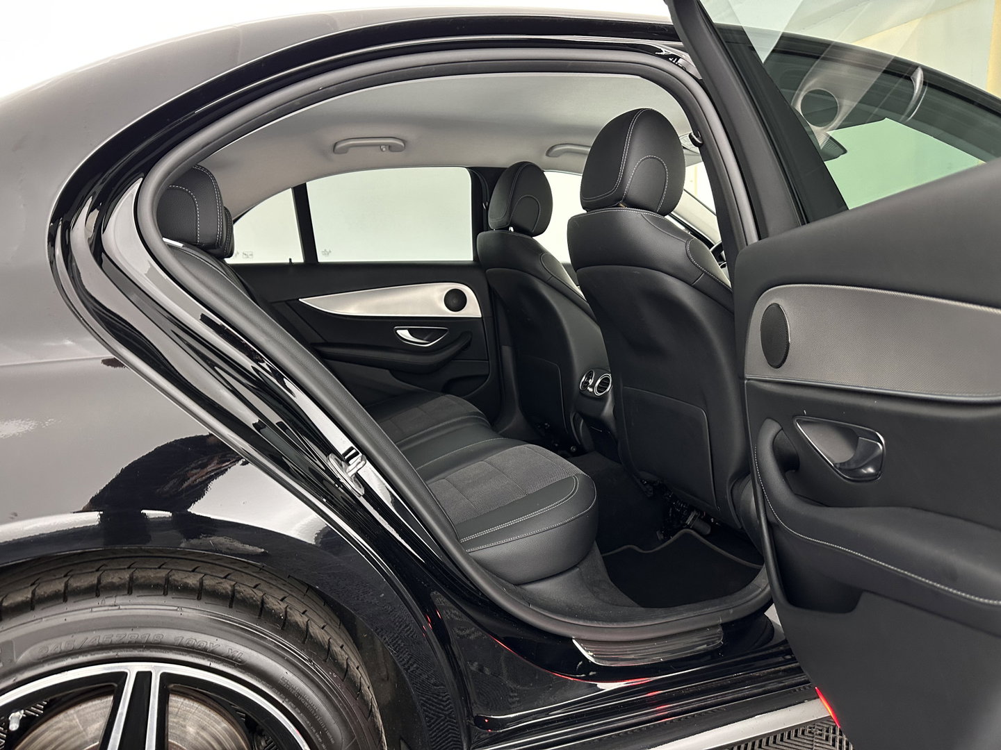 Mercedes-Benz E-Klasse 350 e Business Solution AMG Aut. *LEATHER-FABRIC | FULL-LED | AMBIENT-LIGHT | CAMERA | NAVI-FULLMAP | HEATED-SPORTSEATS | PRIVACY-GLASS | SHIFT-PADDLES | ECC | PDC | CRUISE | 18''ALU*