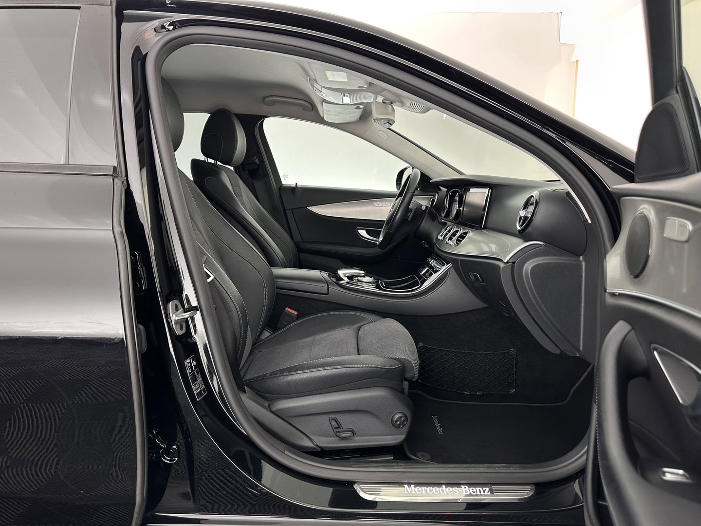 Mercedes-Benz E-Klasse 350 e Business Solution AMG Aut. *LEATHER-FABRIC | FULL-LED | AMBIENT-LIGHT | CAMERA | NAVI-FULLMAP | HEATED-SPORTSEATS | PRIVACY-GLASS | SHIFT-PADDLES | ECC | PDC | CRUISE | 18''ALU*