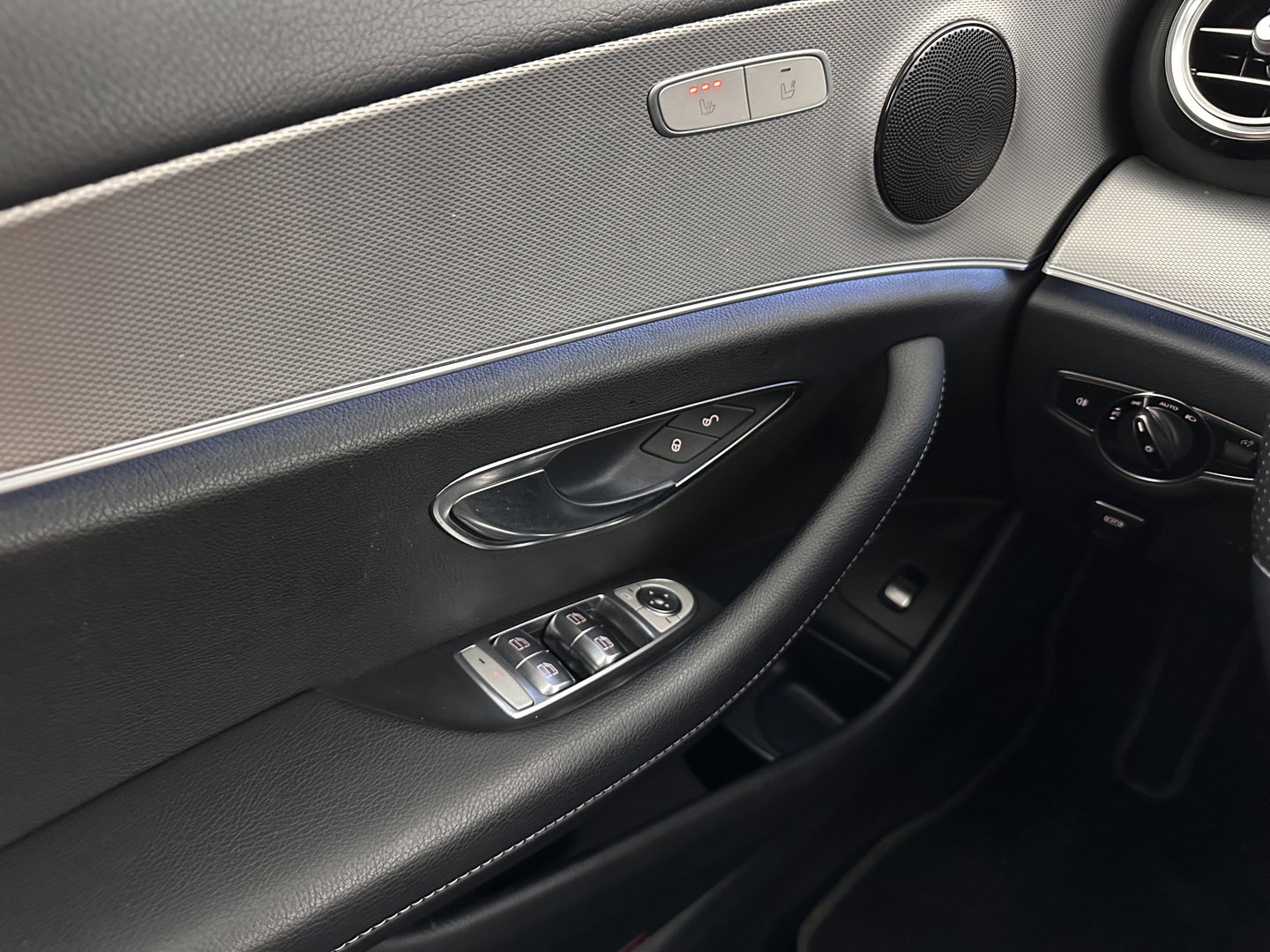 Mercedes-Benz E-Klasse 350 e Business Solution AMG Aut. *LEATHER-FABRIC | FULL-LED | AMBIENT-LIGHT | CAMERA | NAVI-FULLMAP | HEATED-SPORTSEATS | PRIVACY-GLASS | SHIFT-PADDLES | ECC | PDC | CRUISE | 18''ALU*