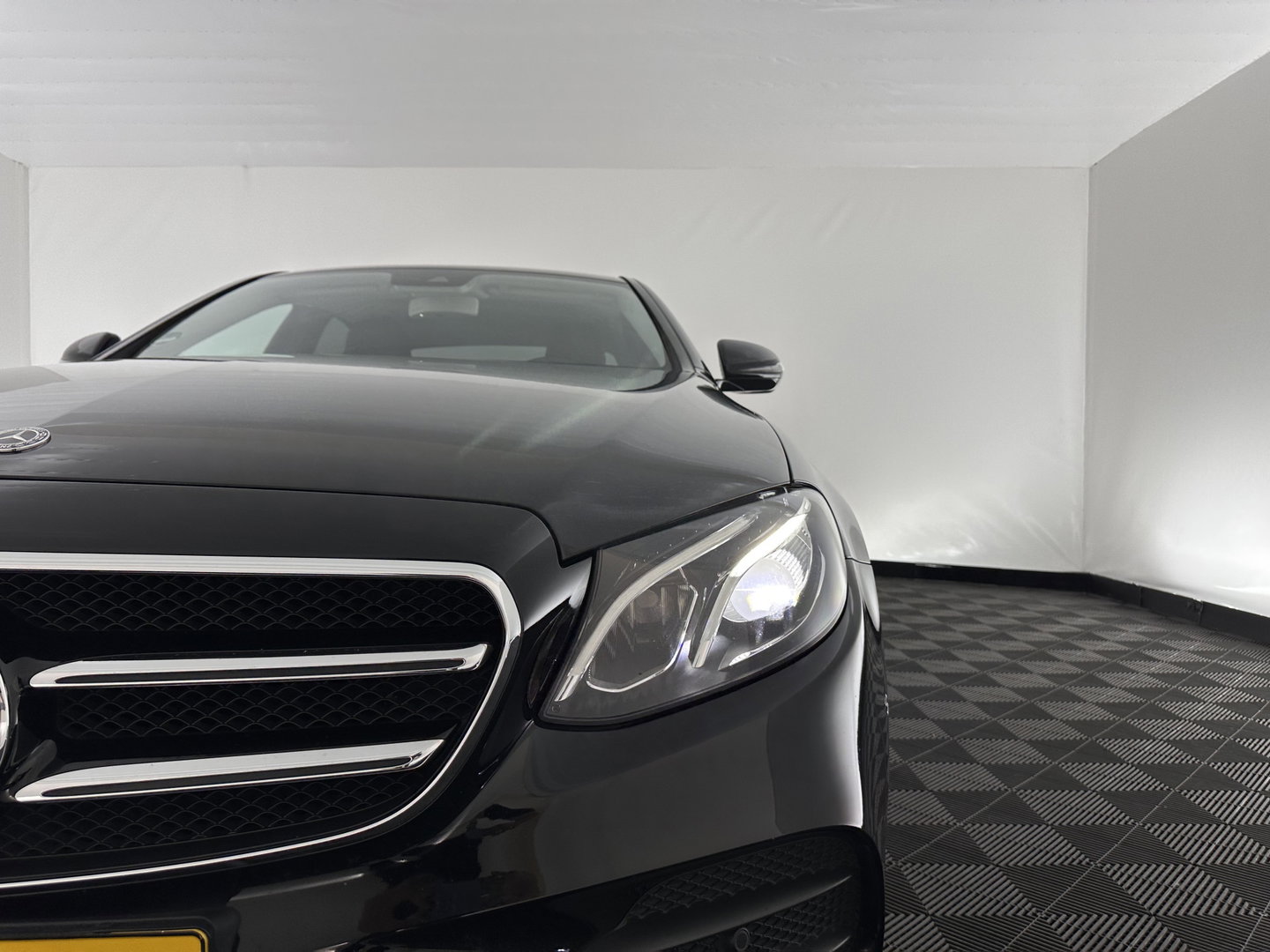 Mercedes-Benz E-Klasse 350 e Business Solution AMG Aut. *LEATHER-FABRIC | FULL-LED | AMBIENT-LIGHT | CAMERA | NAVI-FULLMAP | HEATED-SPORTSEATS | PRIVACY-GLASS | SHIFT-PADDLES | ECC | PDC | CRUISE | 18''ALU*