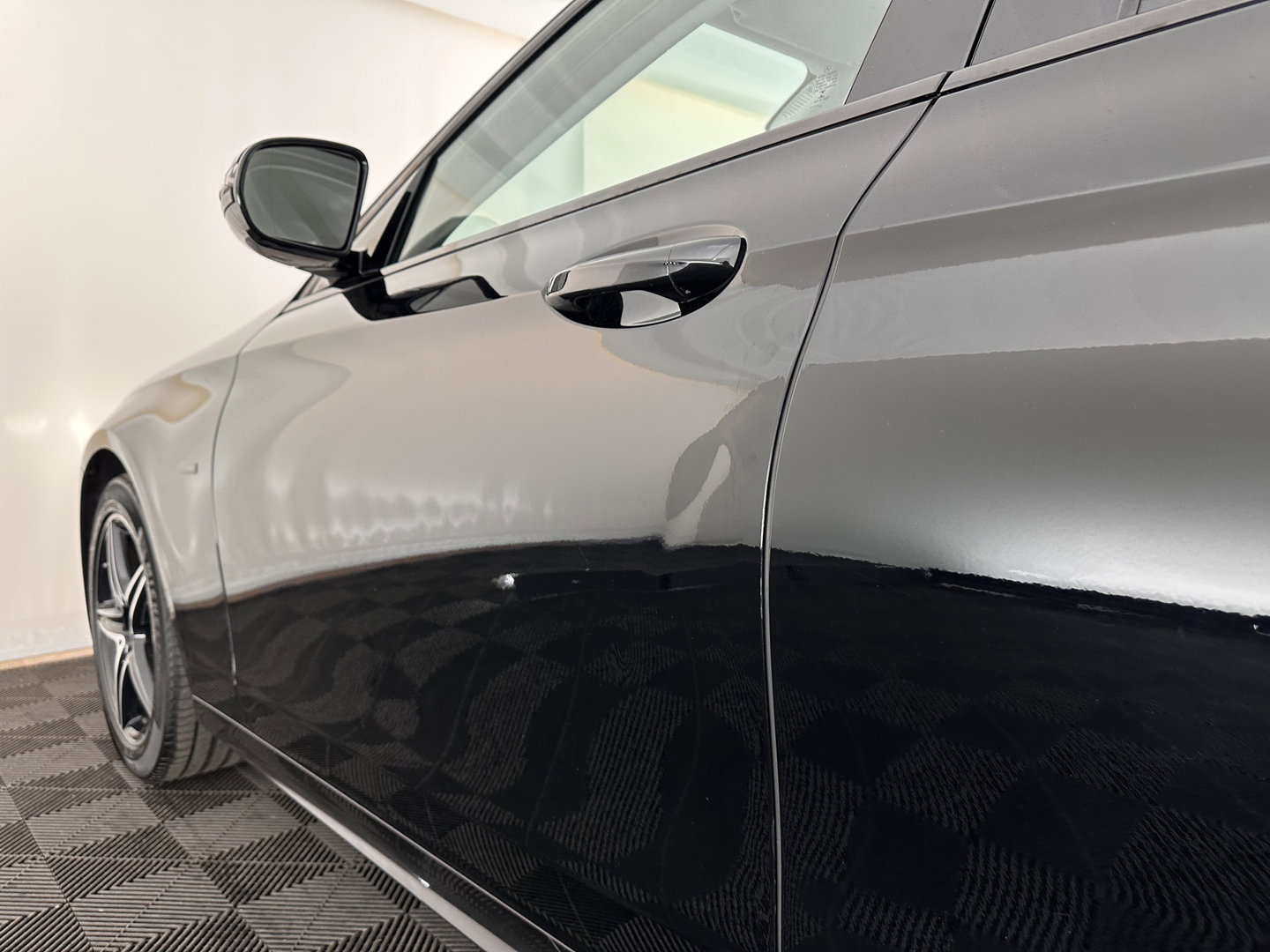 Mercedes-Benz E-Klasse 350 e Business Solution AMG Aut. *LEATHER-FABRIC | FULL-LED | AMBIENT-LIGHT | CAMERA | NAVI-FULLMAP | HEATED-SPORTSEATS | PRIVACY-GLASS | SHIFT-PADDLES | ECC | PDC | CRUISE | 18''ALU*